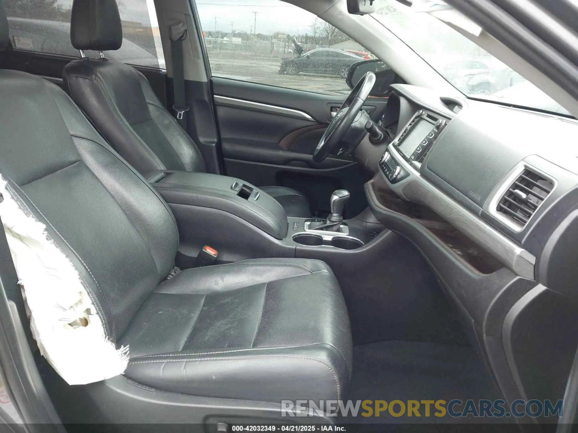5 Photograph of a damaged car 5TDDZRFH0KS964865 TOYOTA HIGHLANDER 2019
