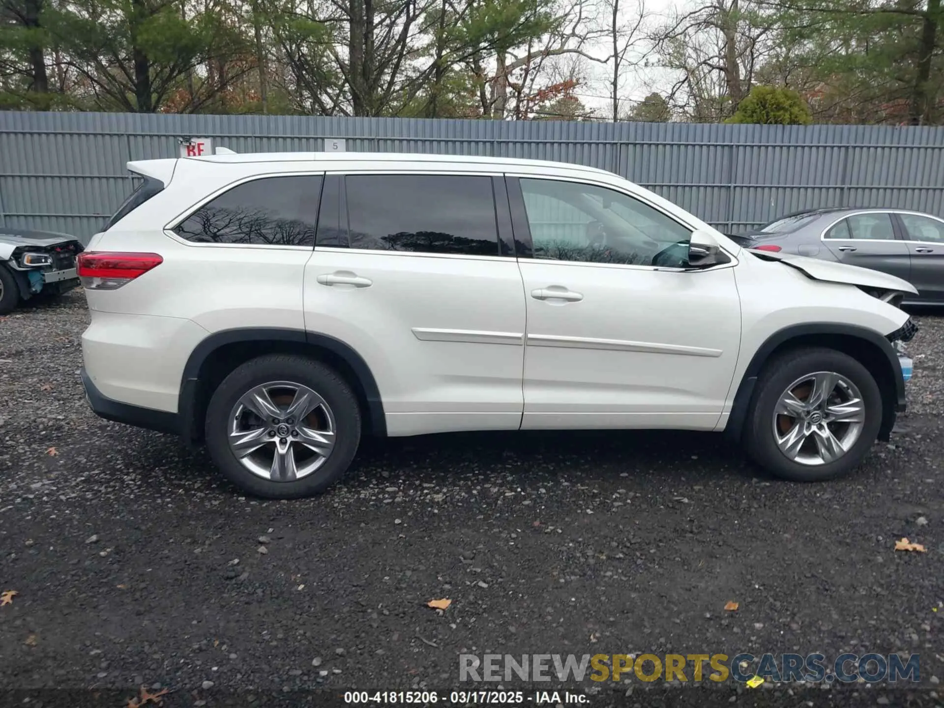 13 Photograph of a damaged car 5TDDZRFH0KS966776 TOYOTA HIGHLANDER 2019