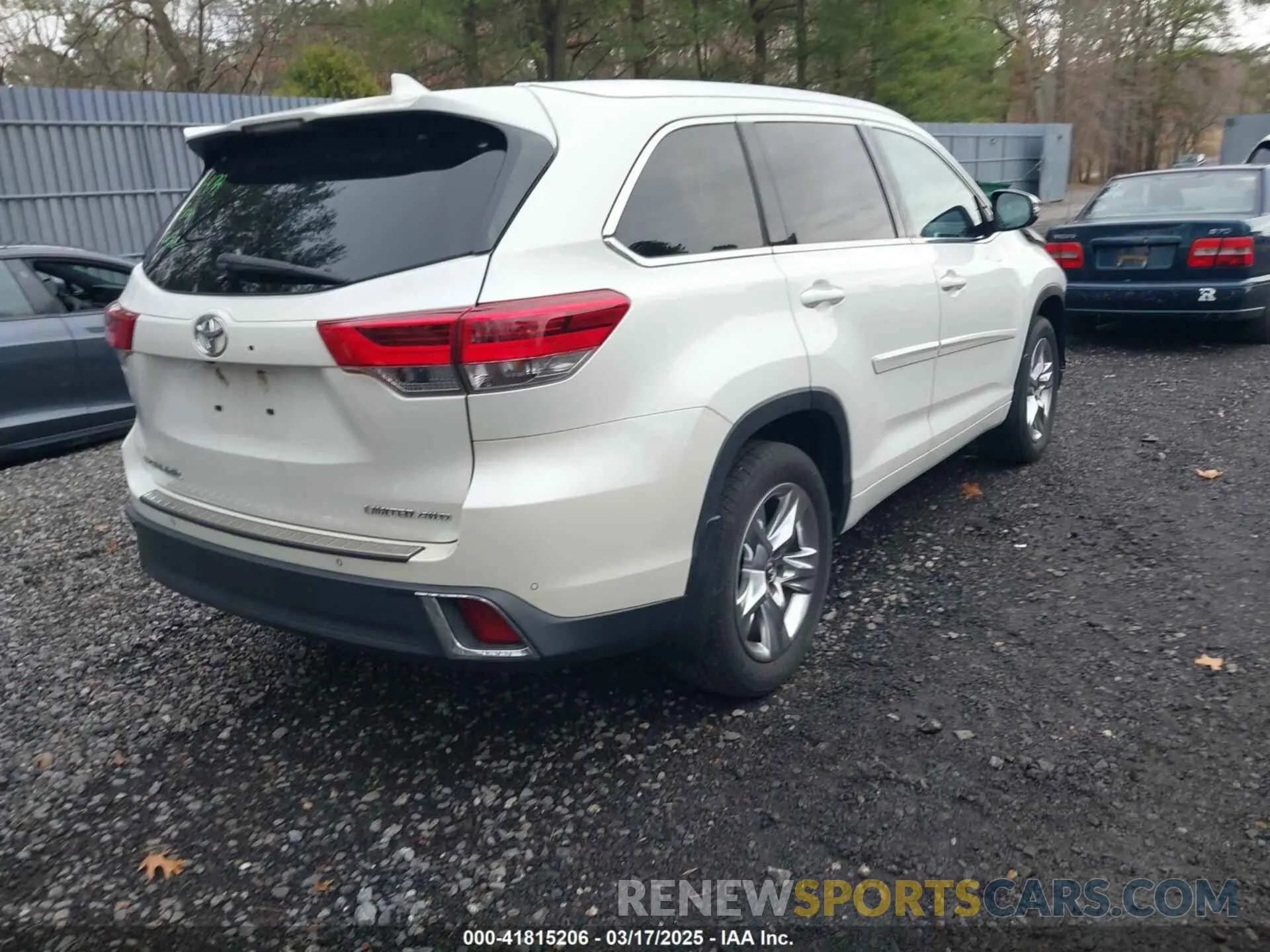4 Photograph of a damaged car 5TDDZRFH0KS966776 TOYOTA HIGHLANDER 2019