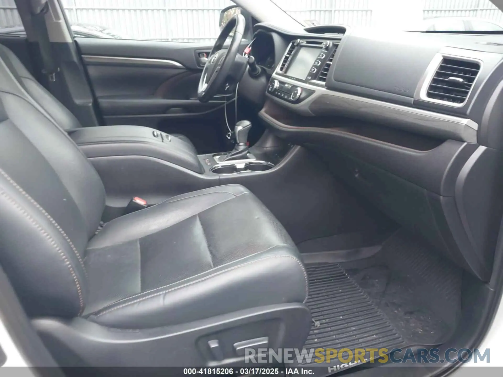 5 Photograph of a damaged car 5TDDZRFH0KS966776 TOYOTA HIGHLANDER 2019