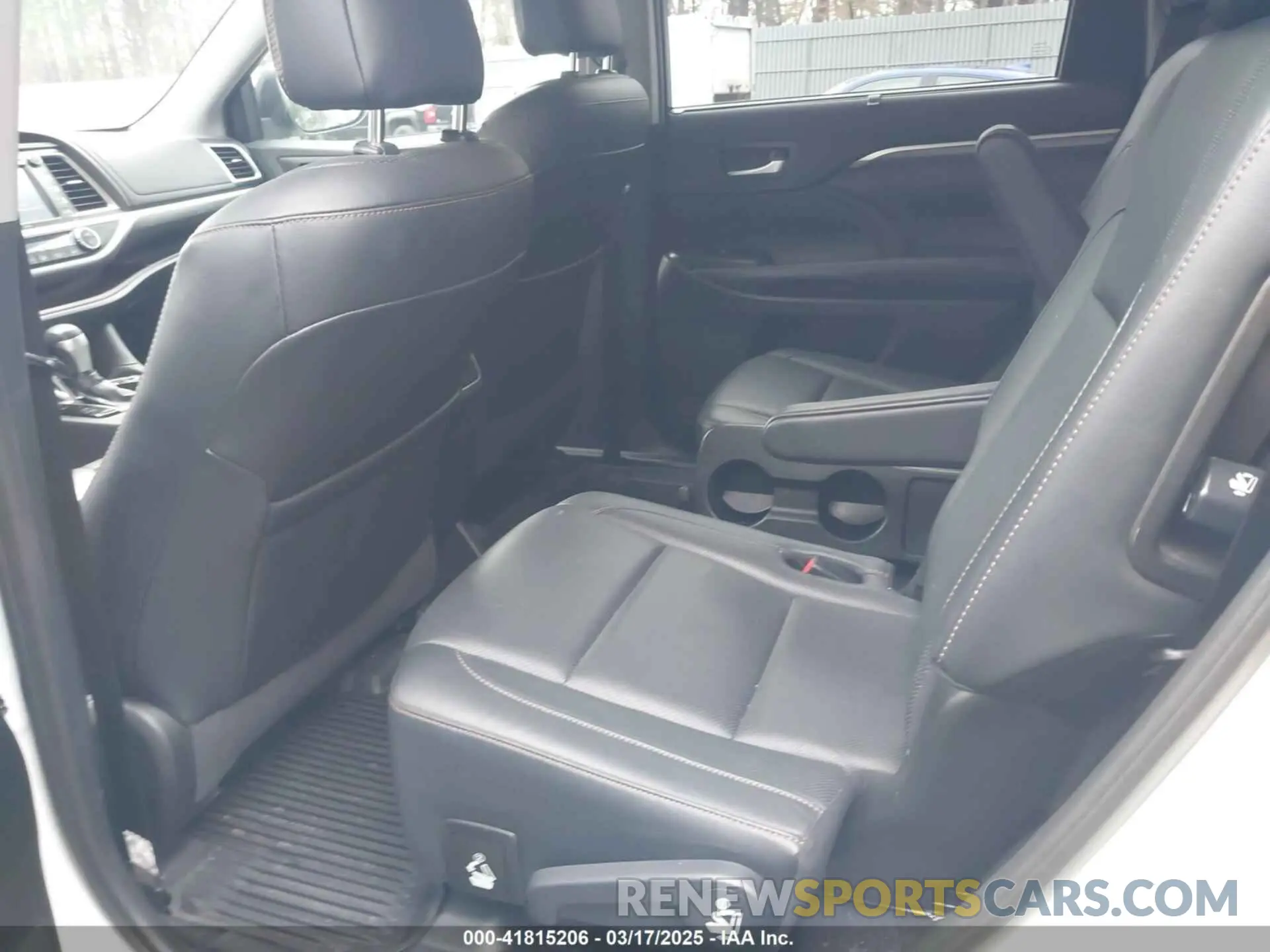 8 Photograph of a damaged car 5TDDZRFH0KS966776 TOYOTA HIGHLANDER 2019