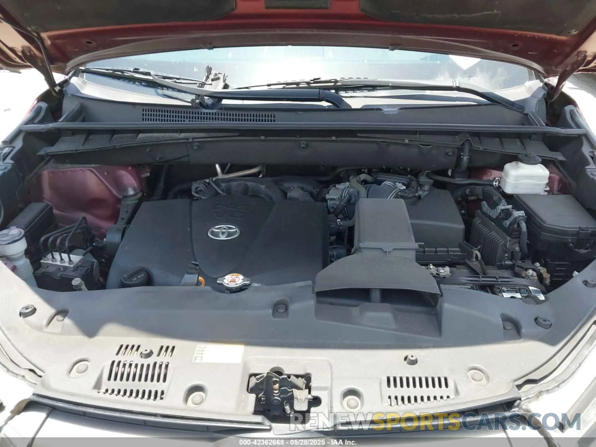10 Photograph of a damaged car 5TDDZRFH0KS972092 TOYOTA HIGHLANDER 2019