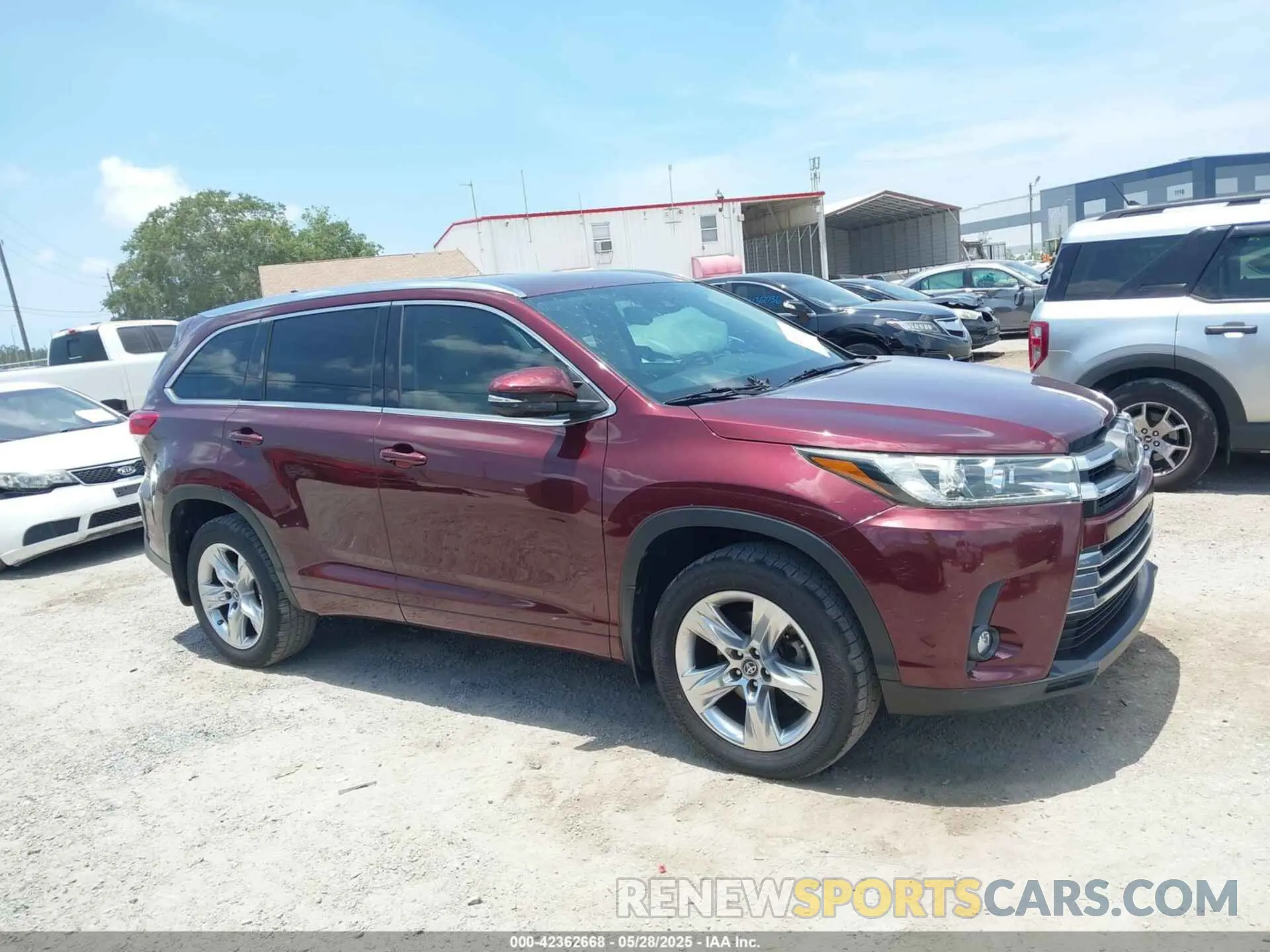 13 Photograph of a damaged car 5TDDZRFH0KS972092 TOYOTA HIGHLANDER 2019