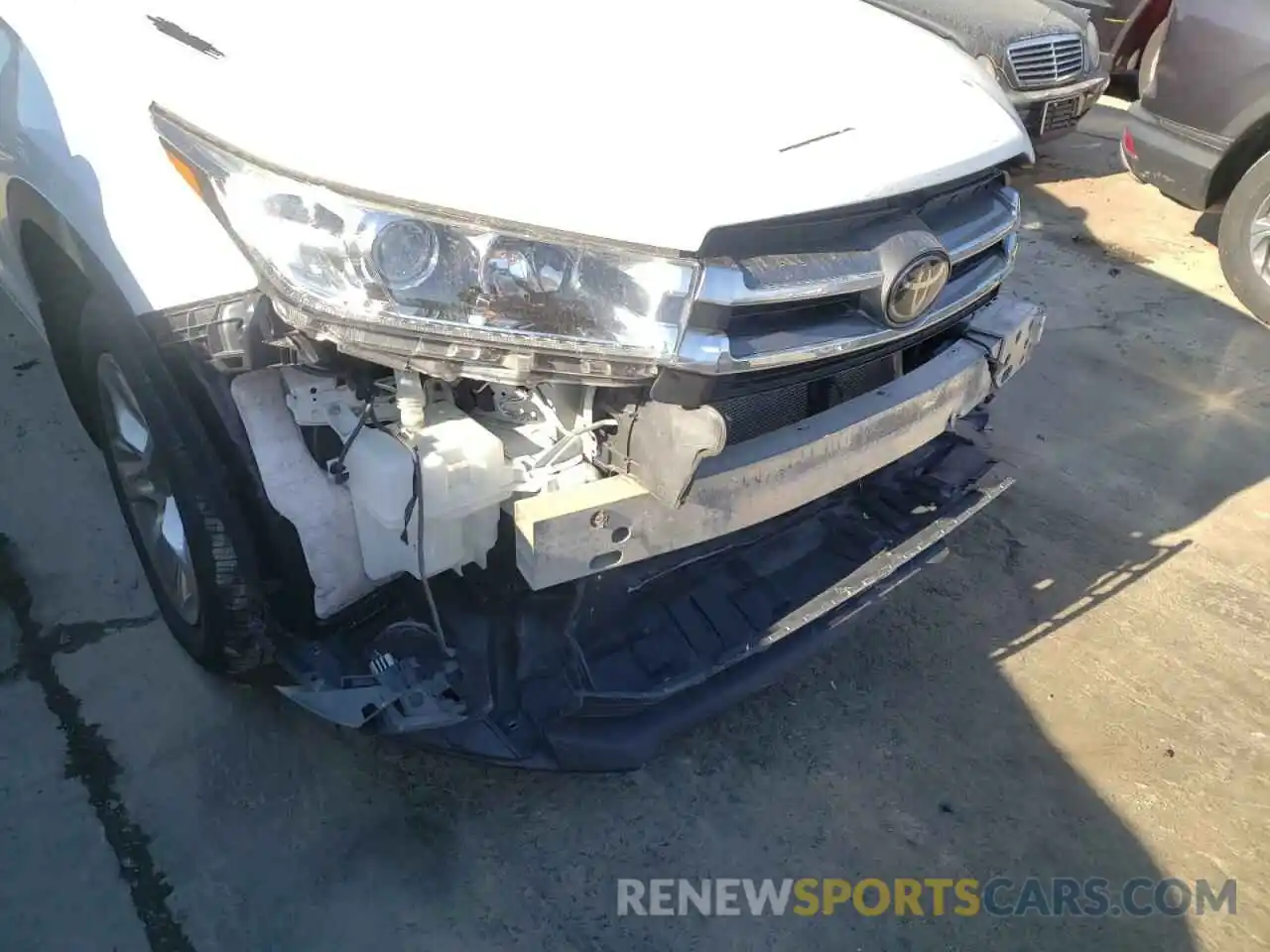 9 Photograph of a damaged car 5TDDZRFH0KS977308 TOYOTA HIGHLANDER 2019