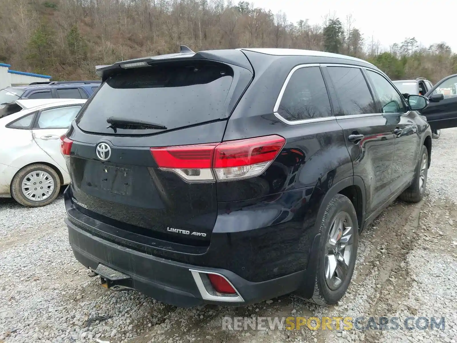 4 Photograph of a damaged car 5TDDZRFH0KS978569 TOYOTA HIGHLANDER 2019