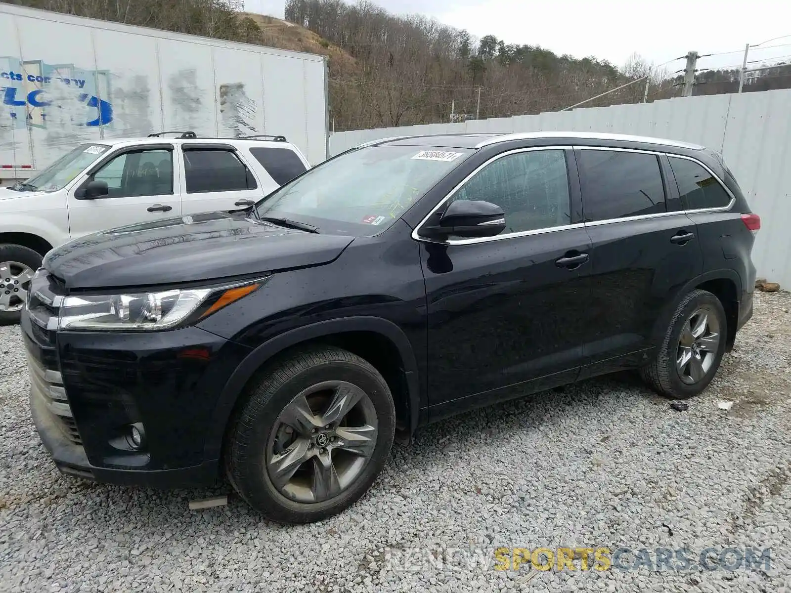 9 Photograph of a damaged car 5TDDZRFH0KS978569 TOYOTA HIGHLANDER 2019