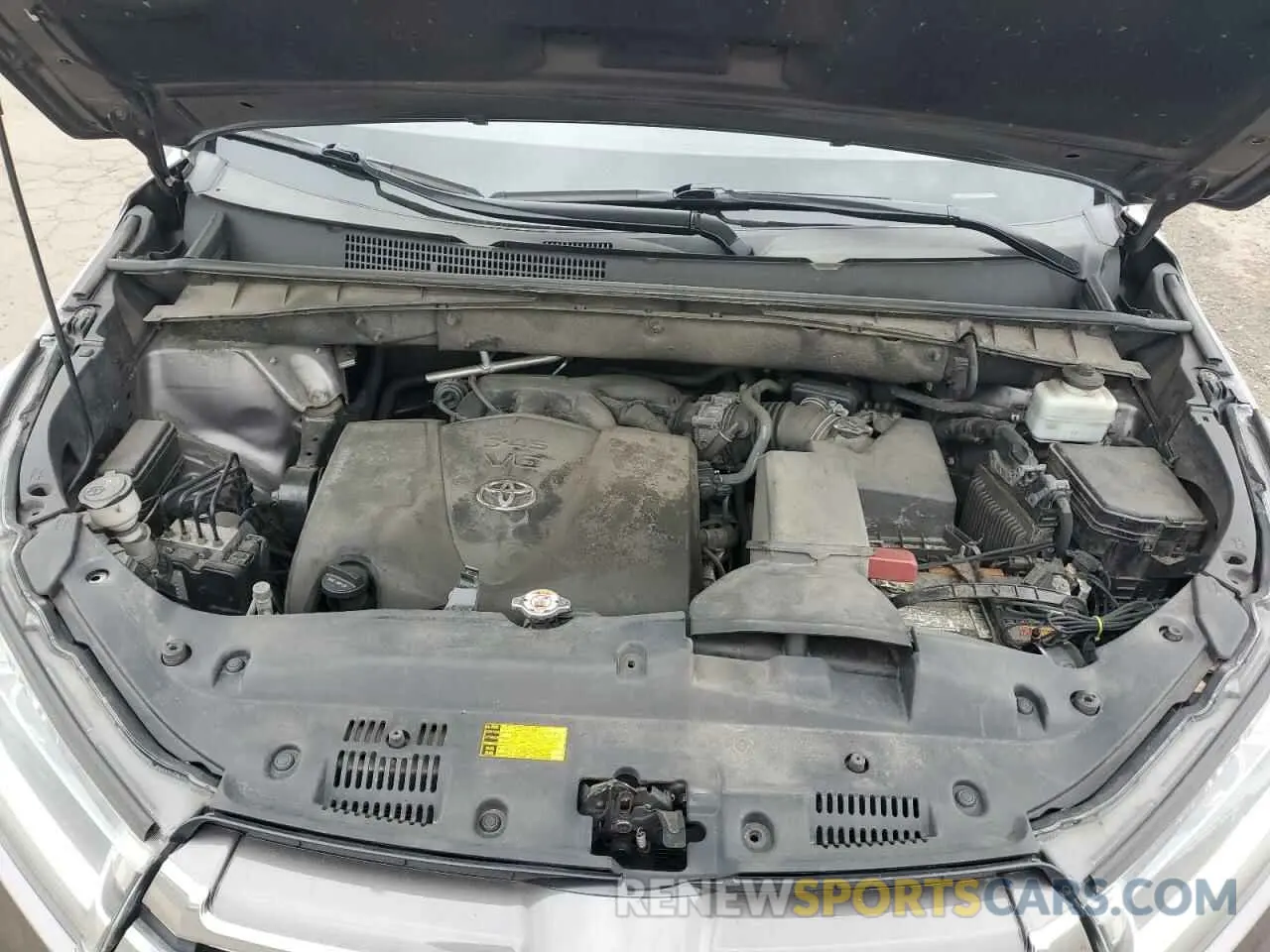 11 Photograph of a damaged car 5TDDZRFH0KS992455 TOYOTA HIGHLANDER 2019
