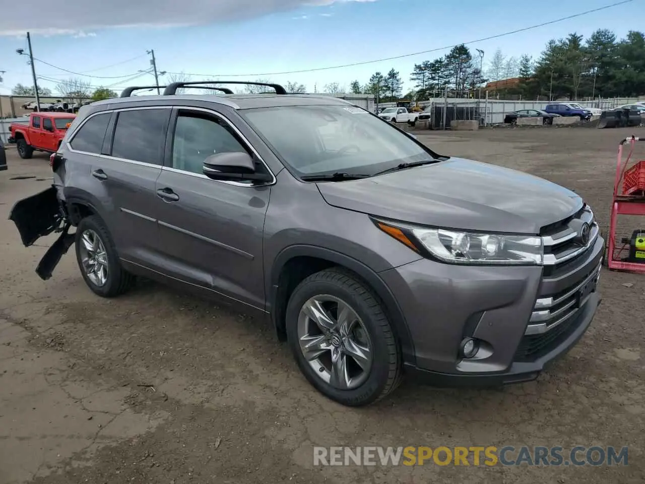4 Photograph of a damaged car 5TDDZRFH0KS992455 TOYOTA HIGHLANDER 2019