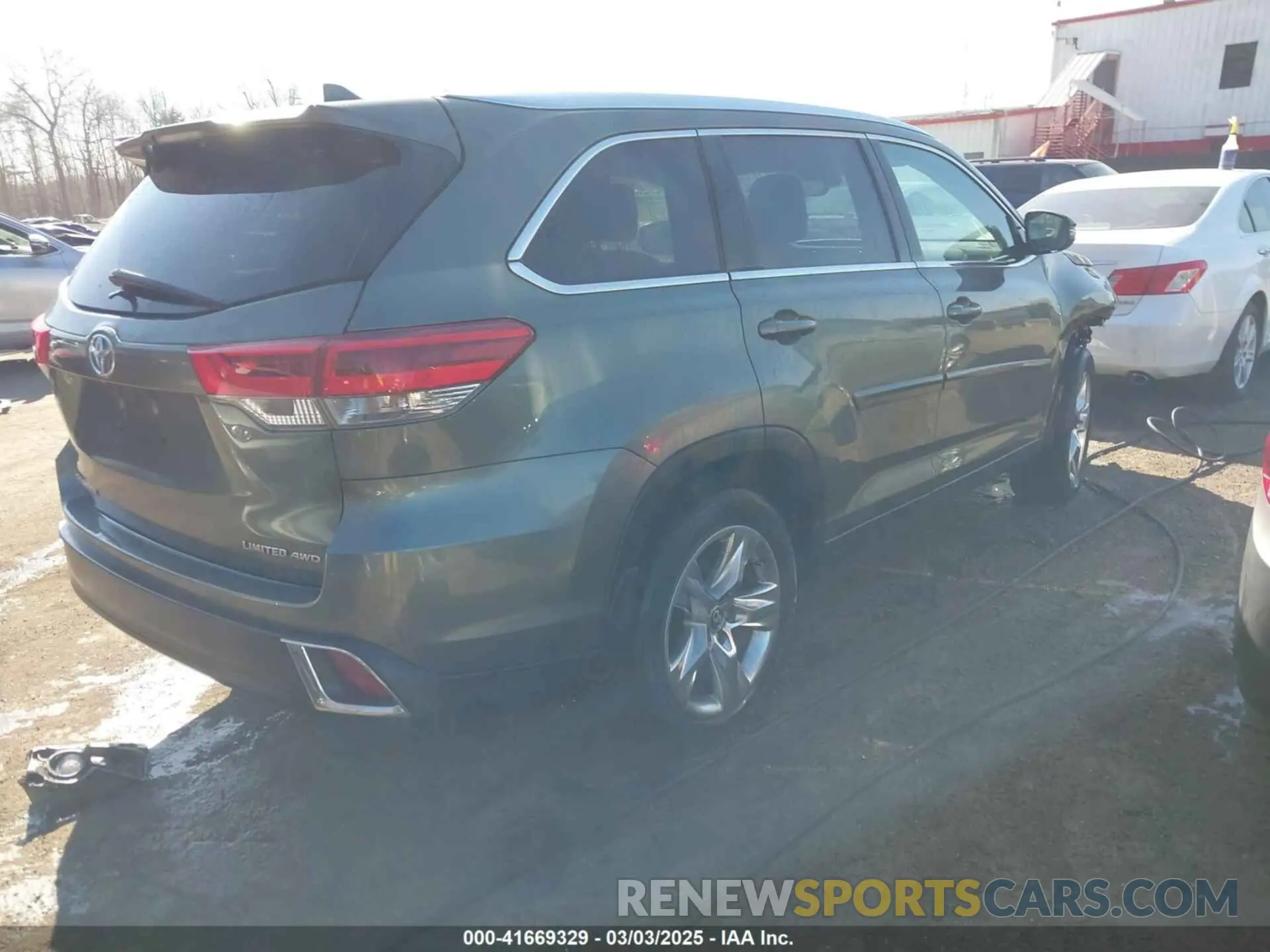 4 Photograph of a damaged car 5TDDZRFH0KS999289 TOYOTA HIGHLANDER 2019
