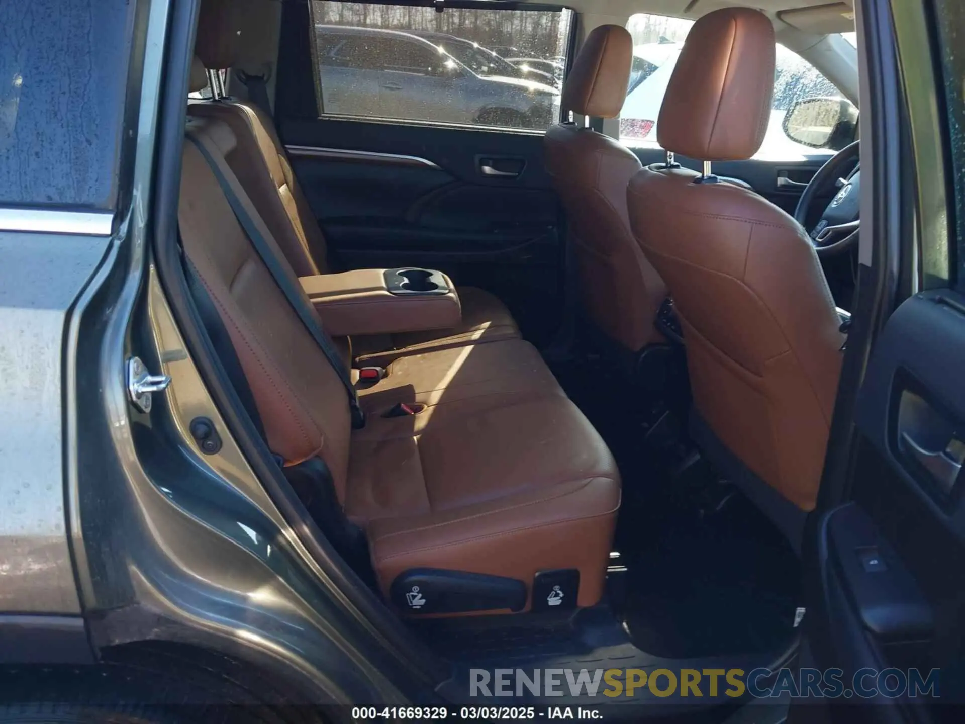 8 Photograph of a damaged car 5TDDZRFH0KS999289 TOYOTA HIGHLANDER 2019