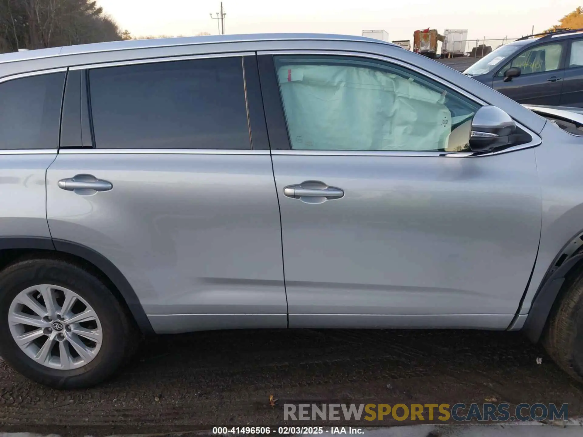 13 Photograph of a damaged car 5TDDZRFH0KS999390 TOYOTA HIGHLANDER 2019