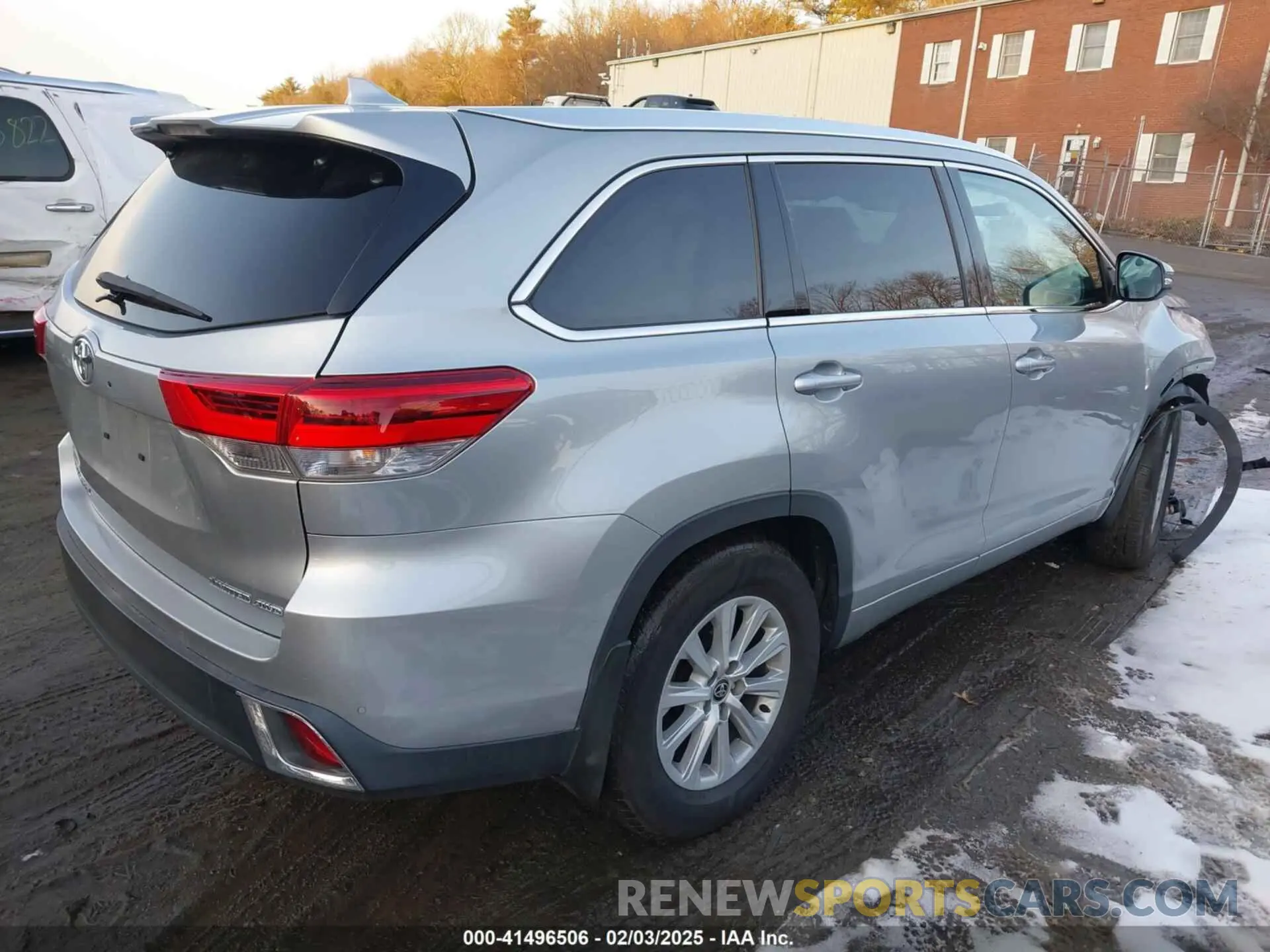 4 Photograph of a damaged car 5TDDZRFH0KS999390 TOYOTA HIGHLANDER 2019