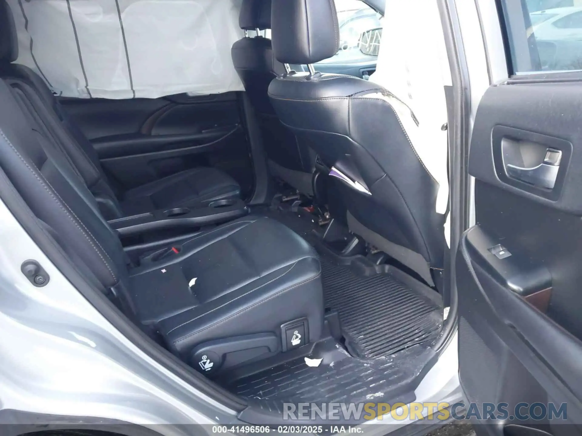 8 Photograph of a damaged car 5TDDZRFH0KS999390 TOYOTA HIGHLANDER 2019