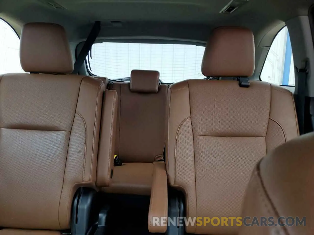 10 Photograph of a damaged car 5TDDZRFH1KS701297 TOYOTA HIGHLANDER 2019