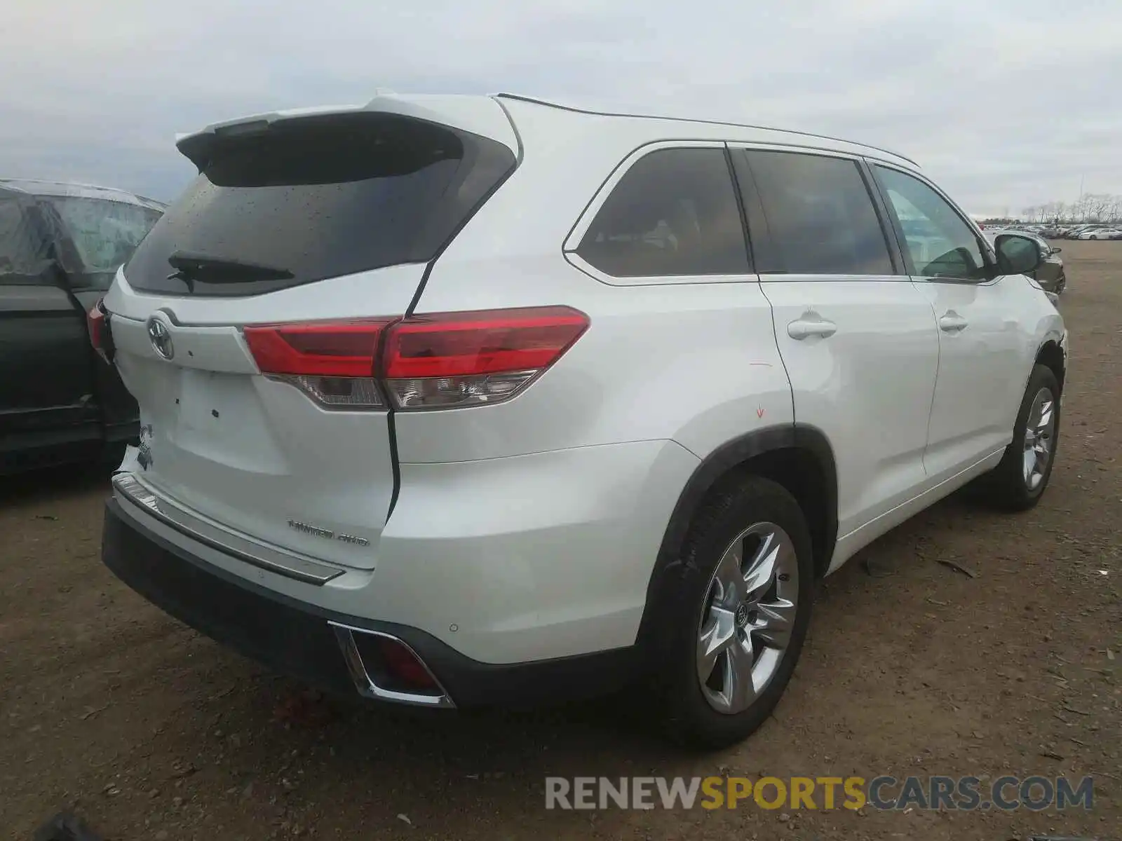 4 Photograph of a damaged car 5TDDZRFH1KS717807 TOYOTA HIGHLANDER 2019