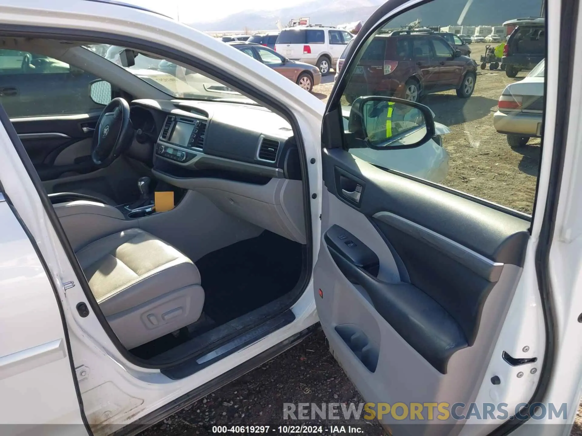 5 Photograph of a damaged car 5TDDZRFH1KS745901 TOYOTA HIGHLANDER 2019