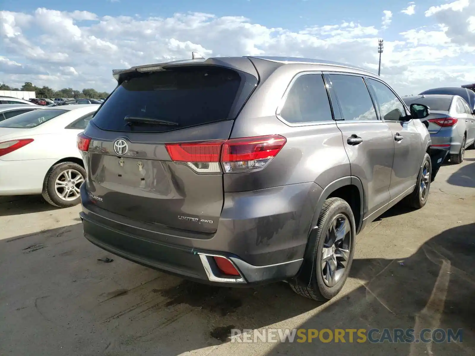 4 Photograph of a damaged car 5TDDZRFH1KS747664 TOYOTA HIGHLANDER 2019