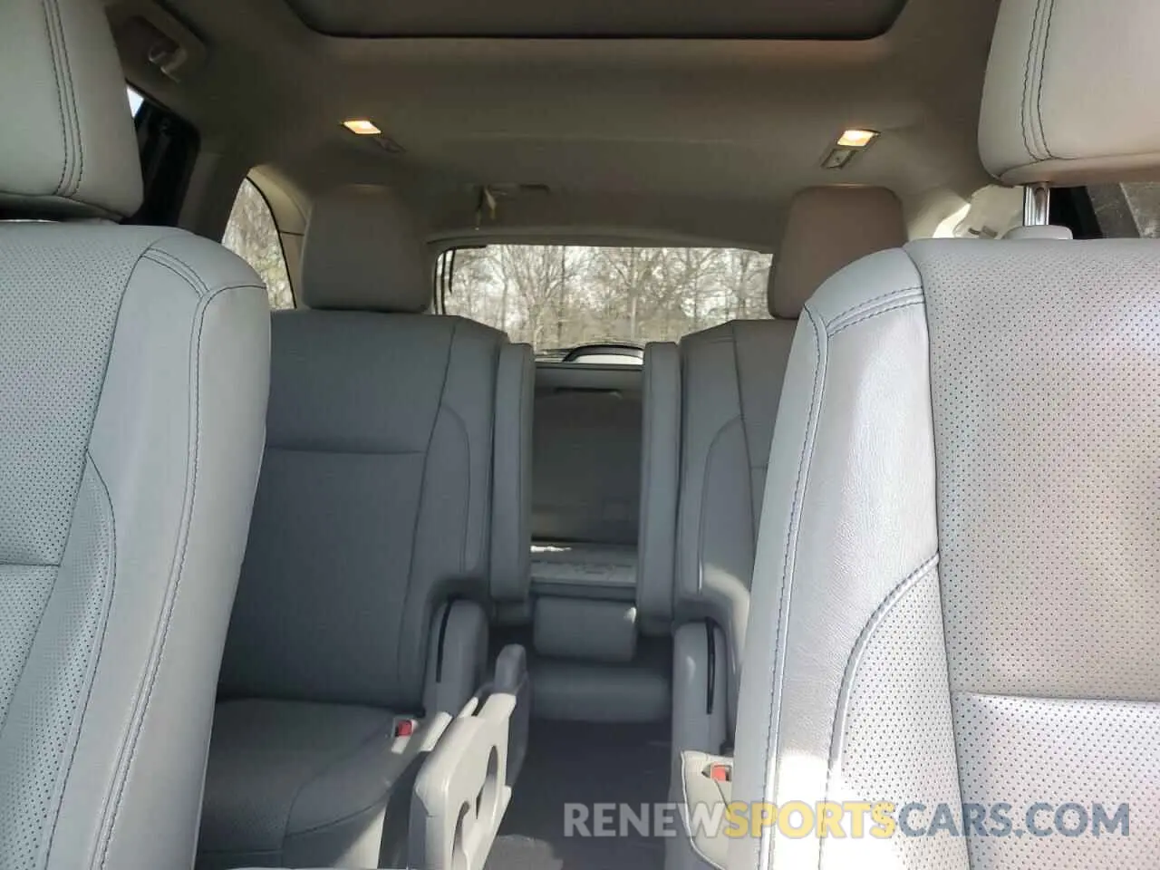 10 Photograph of a damaged car 5TDDZRFH1KS925430 TOYOTA HIGHLANDER 2019