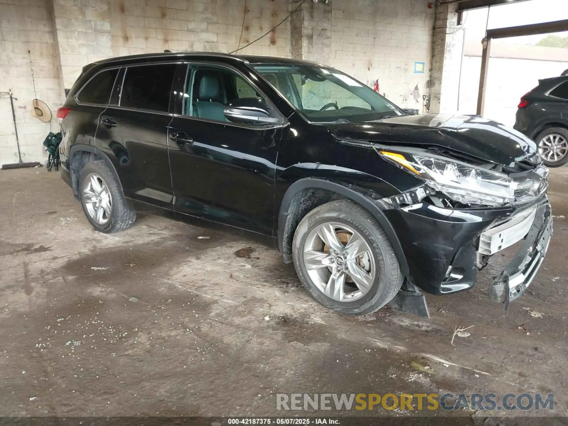 1 Photograph of a damaged car 5TDDZRFH1KS944074 TOYOTA HIGHLANDER 2019