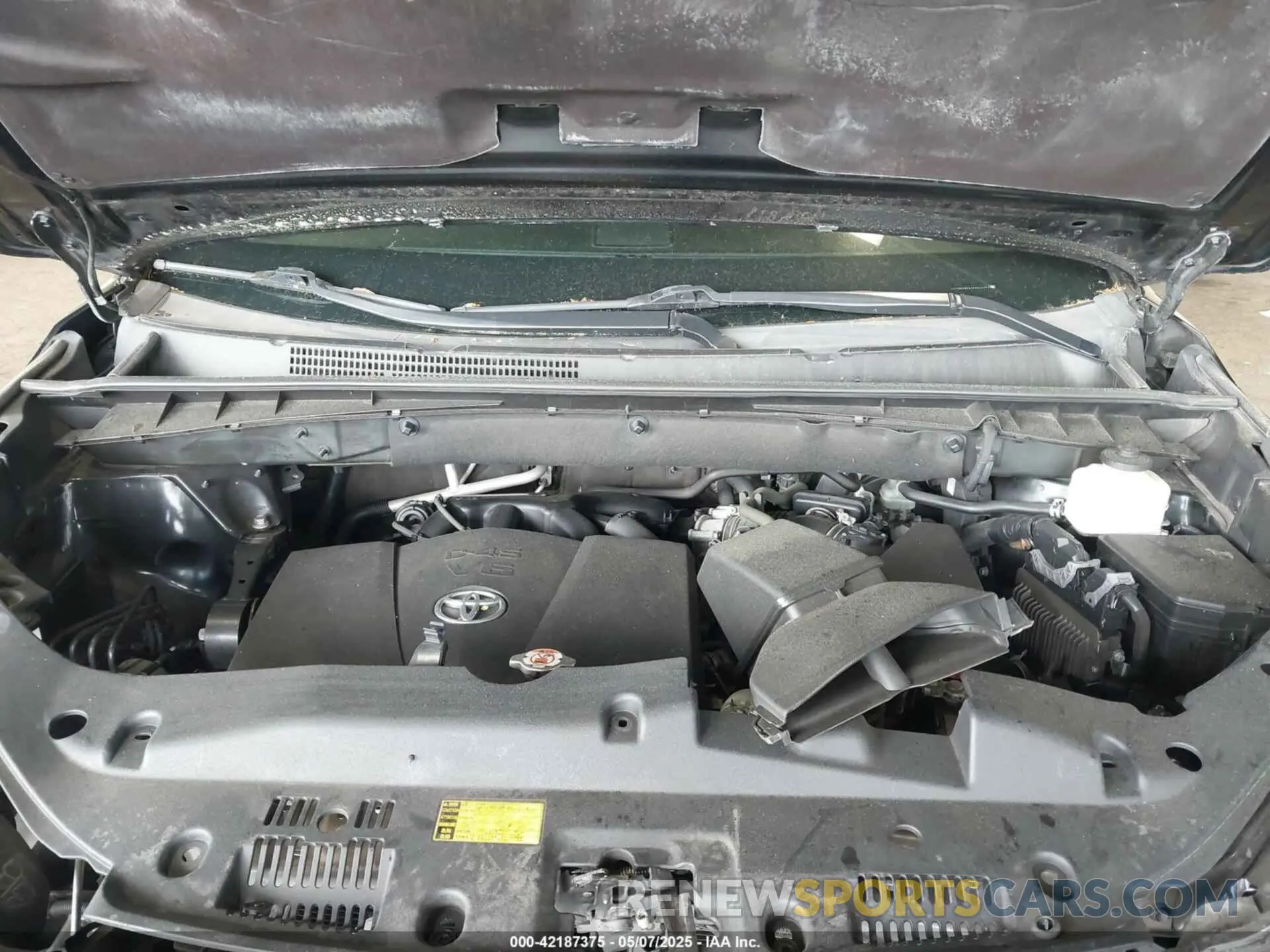10 Photograph of a damaged car 5TDDZRFH1KS944074 TOYOTA HIGHLANDER 2019