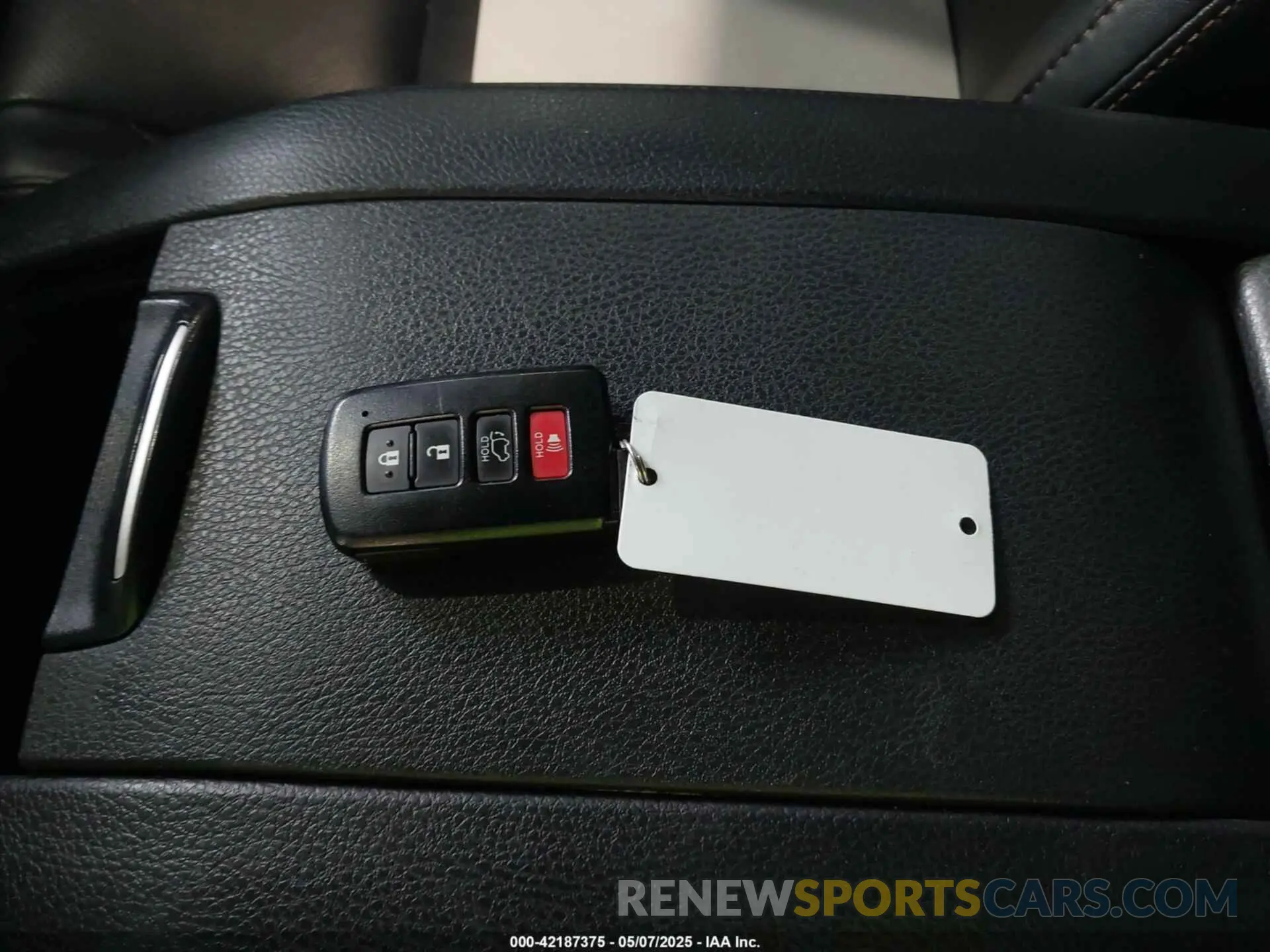 11 Photograph of a damaged car 5TDDZRFH1KS944074 TOYOTA HIGHLANDER 2019