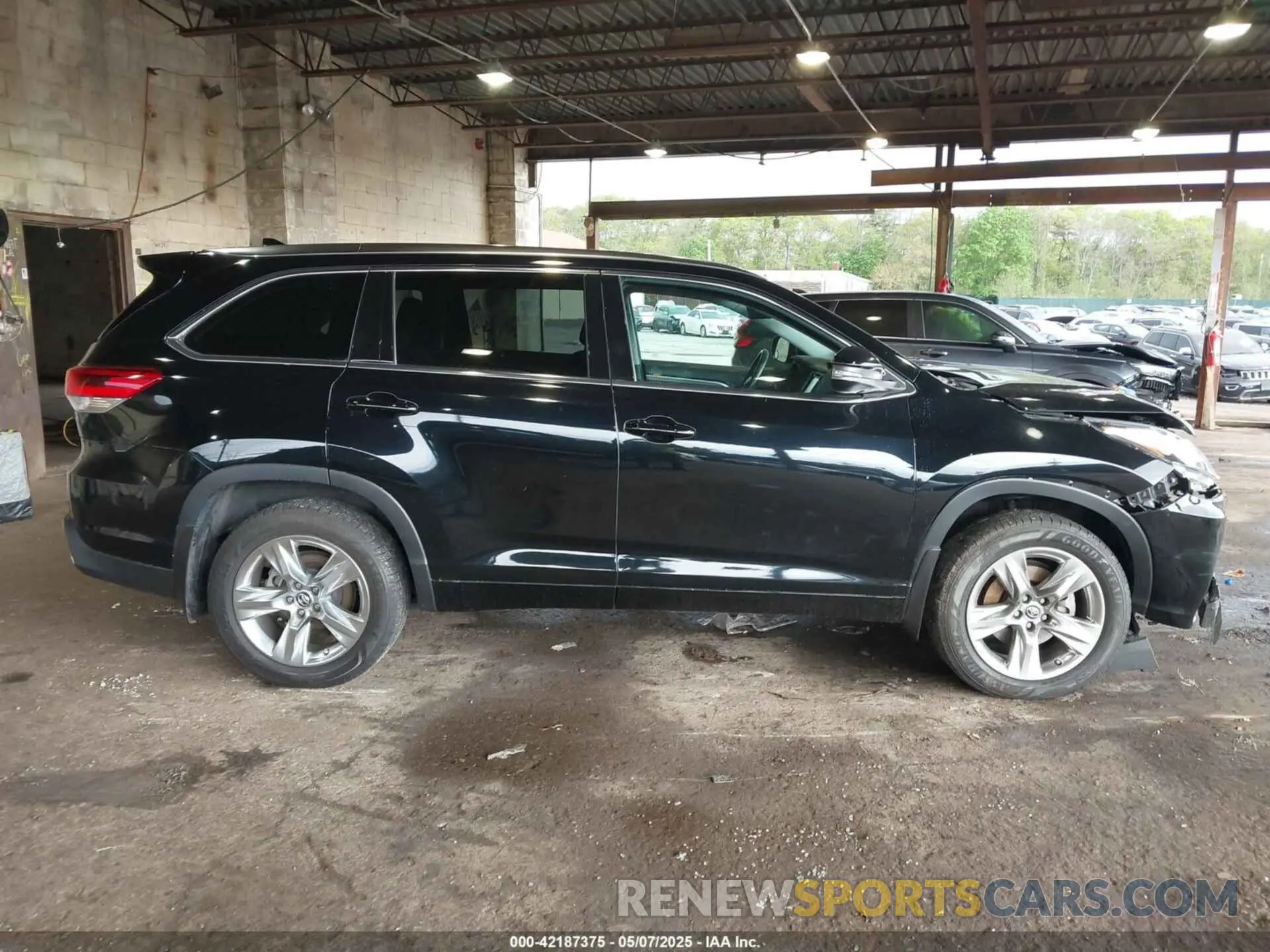 13 Photograph of a damaged car 5TDDZRFH1KS944074 TOYOTA HIGHLANDER 2019