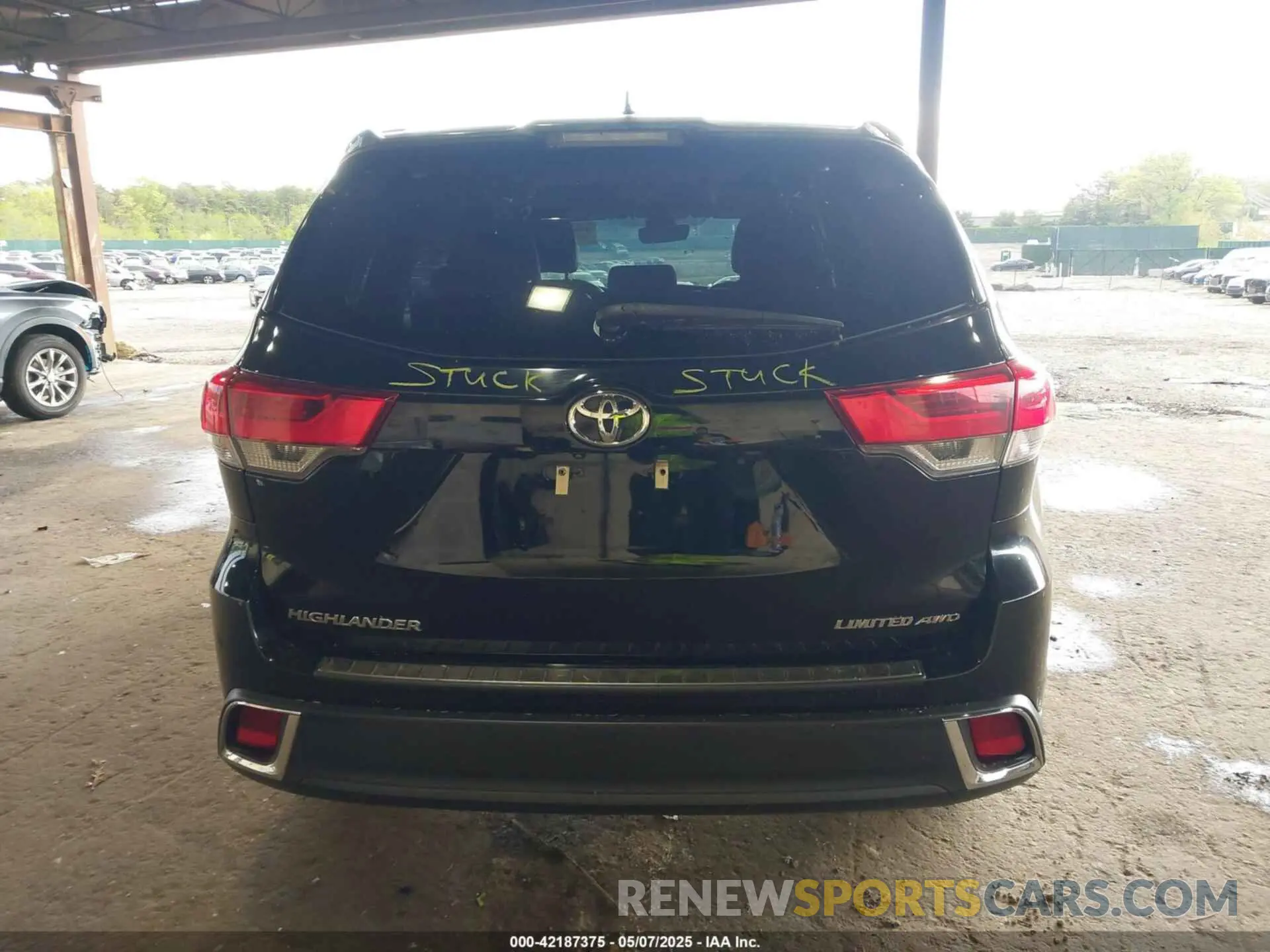 16 Photograph of a damaged car 5TDDZRFH1KS944074 TOYOTA HIGHLANDER 2019