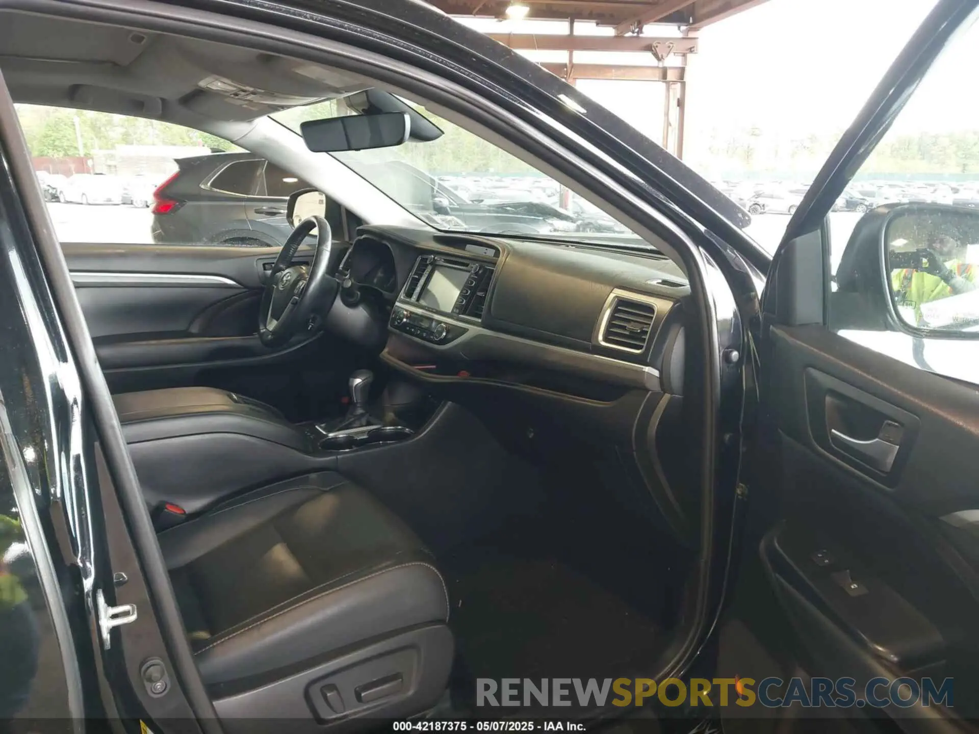5 Photograph of a damaged car 5TDDZRFH1KS944074 TOYOTA HIGHLANDER 2019