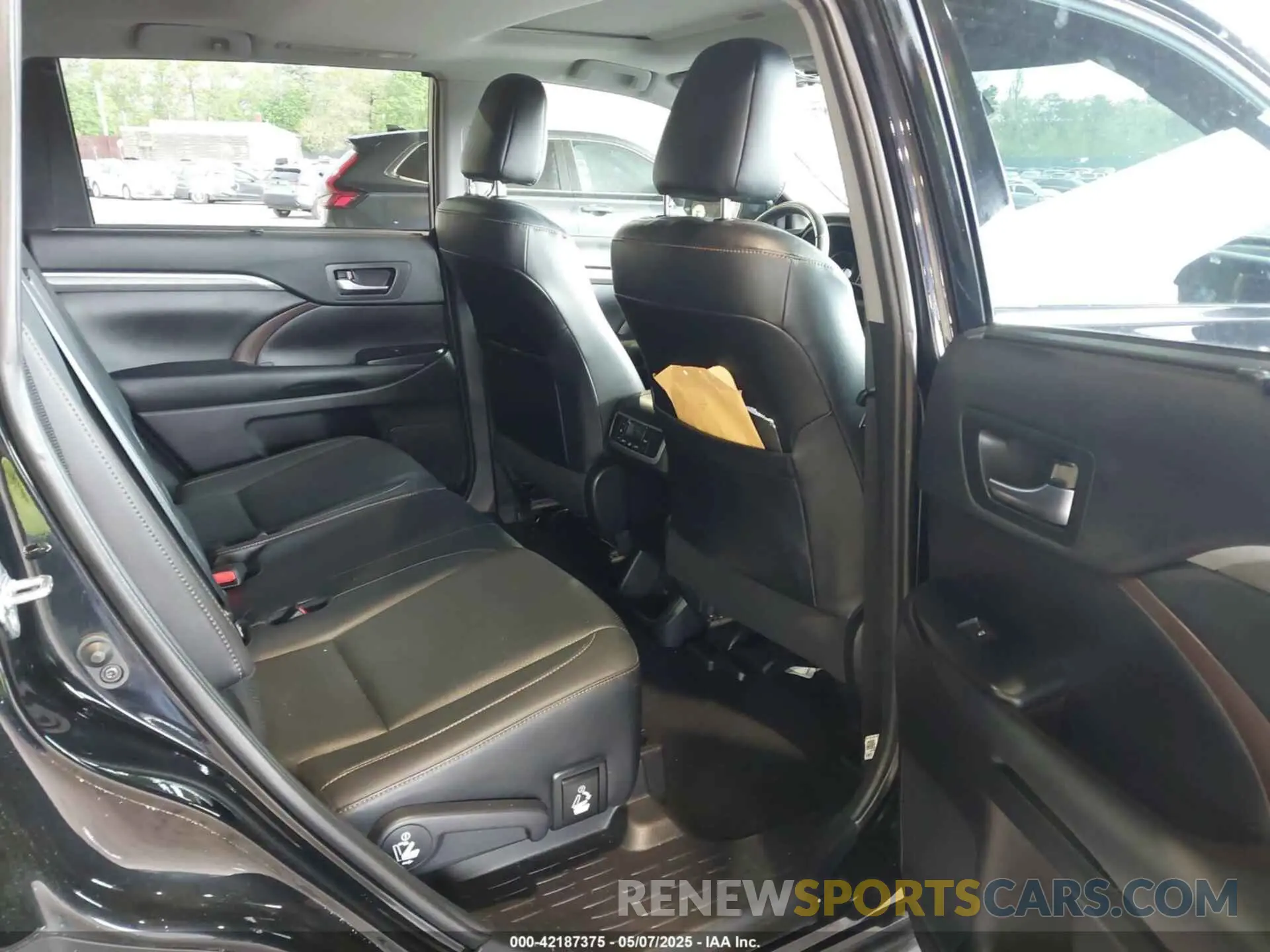 8 Photograph of a damaged car 5TDDZRFH1KS944074 TOYOTA HIGHLANDER 2019