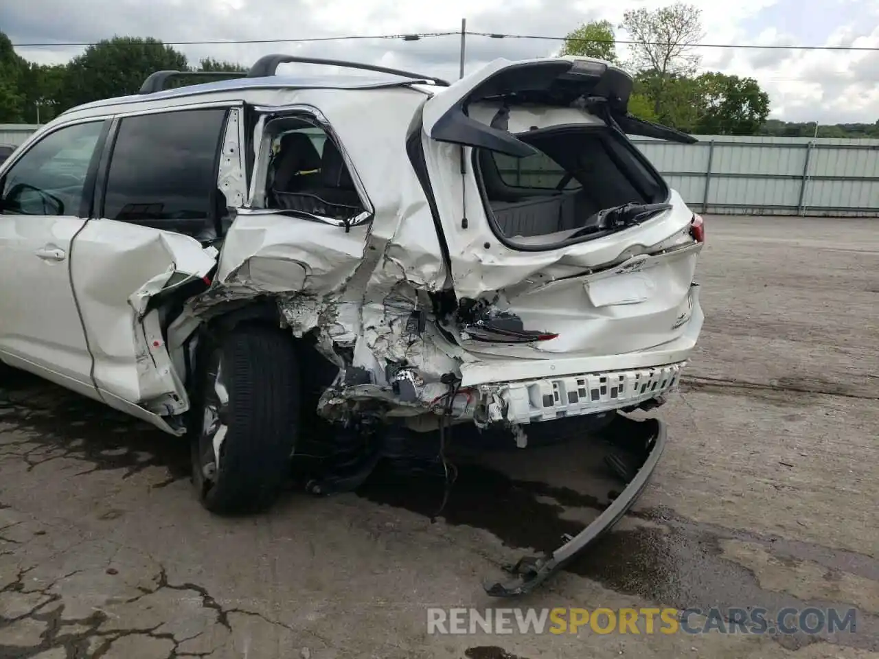 9 Photograph of a damaged car 5TDDZRFH1KS963191 TOYOTA HIGHLANDER 2019