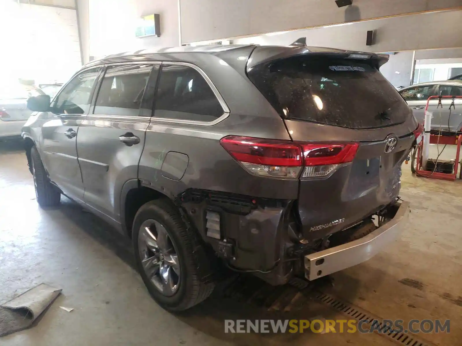 3 Photograph of a damaged car 5TDDZRFH1KS975261 TOYOTA HIGHLANDER 2019