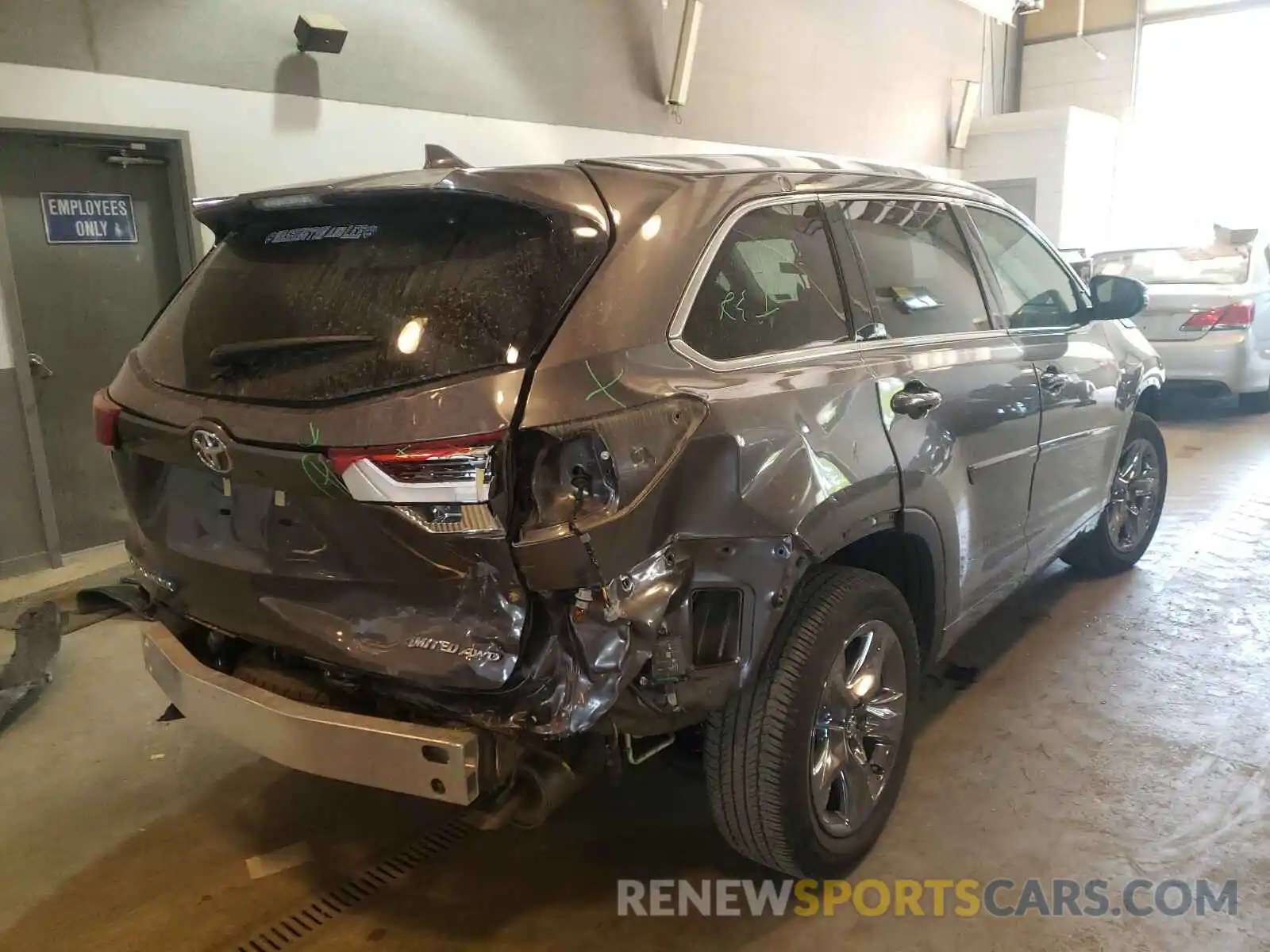 4 Photograph of a damaged car 5TDDZRFH1KS975261 TOYOTA HIGHLANDER 2019