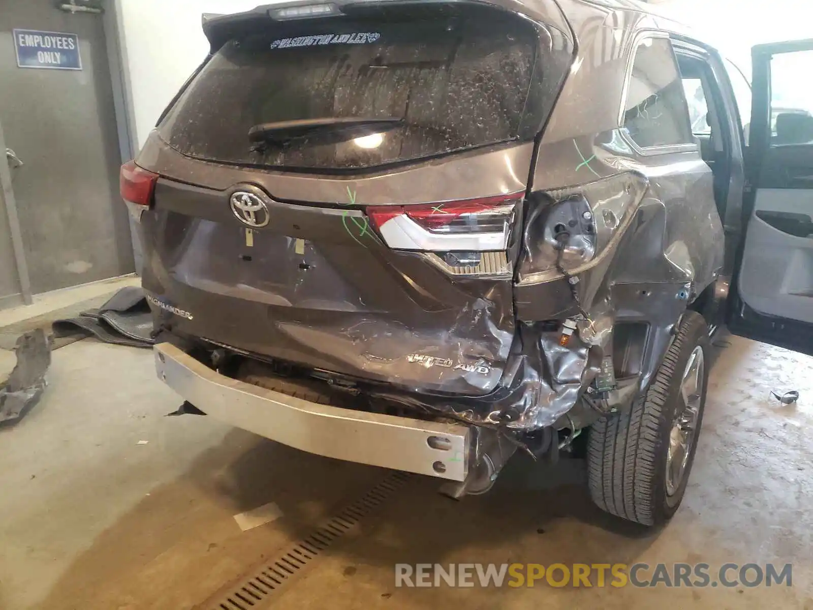 9 Photograph of a damaged car 5TDDZRFH1KS975261 TOYOTA HIGHLANDER 2019