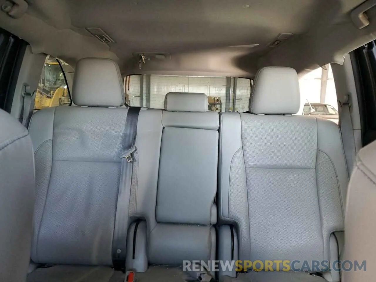 10 Photograph of a damaged car 5TDDZRFH2KS702247 TOYOTA HIGHLANDER 2019