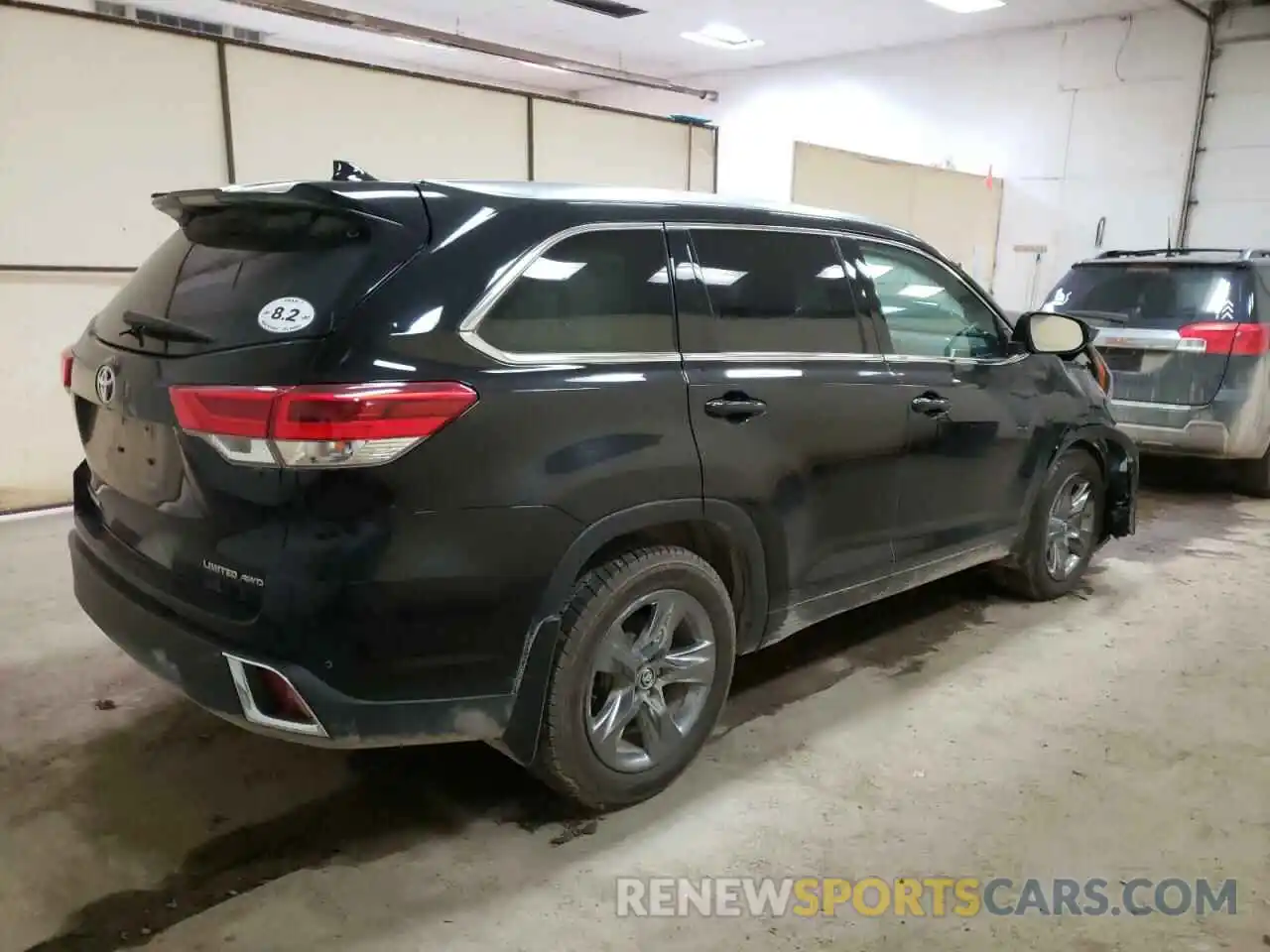 4 Photograph of a damaged car 5TDDZRFH2KS706220 TOYOTA HIGHLANDER 2019