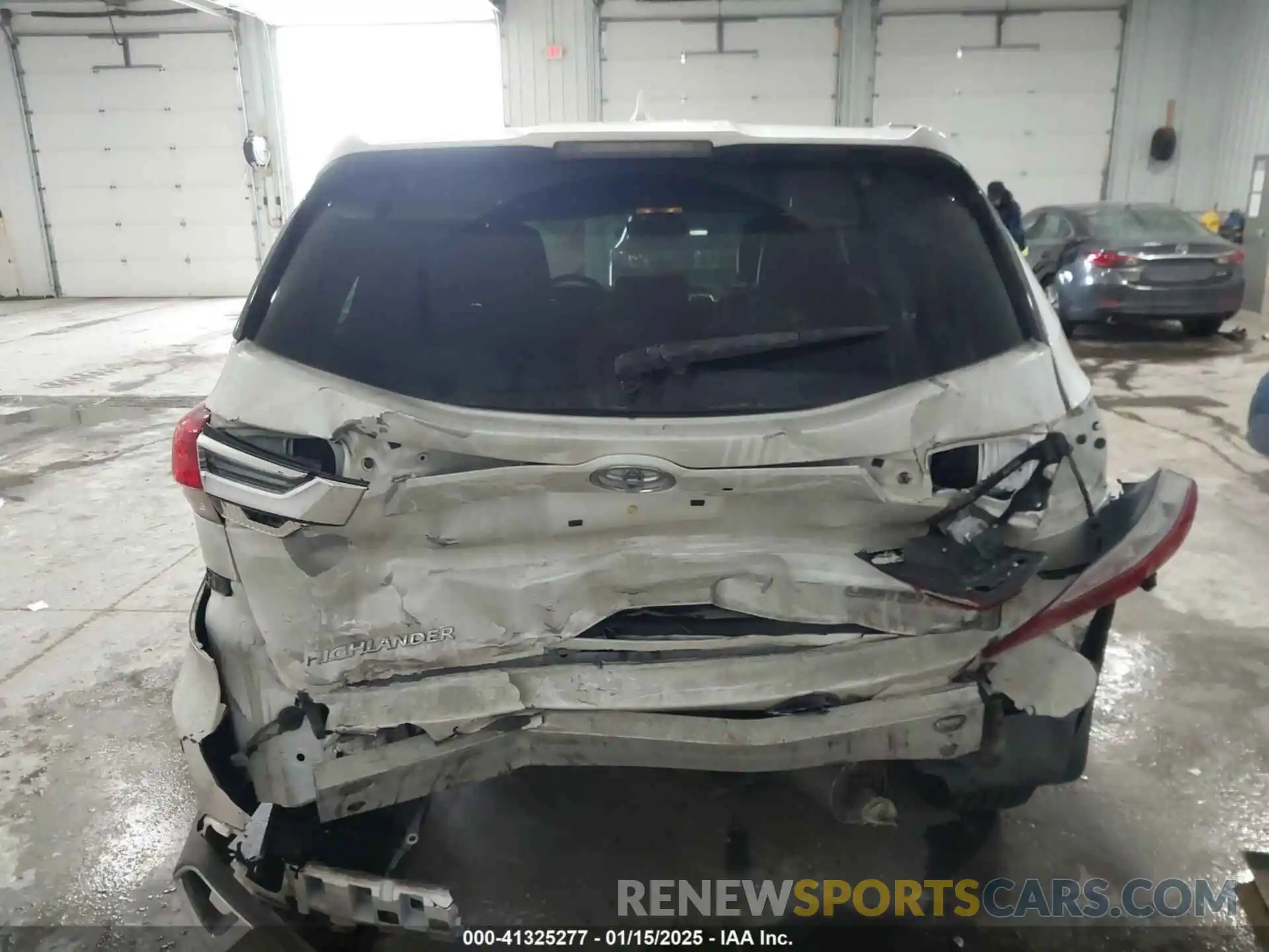 15 Photograph of a damaged car 5TDDZRFH2KS714611 TOYOTA HIGHLANDER 2019