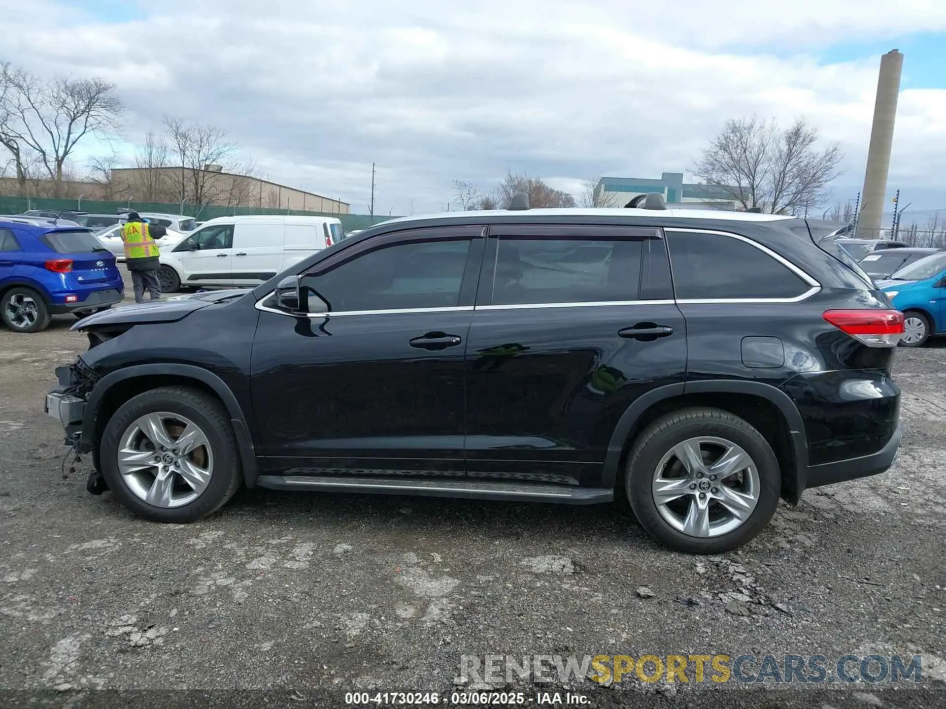 15 Photograph of a damaged car 5TDDZRFH2KS743252 TOYOTA HIGHLANDER 2019