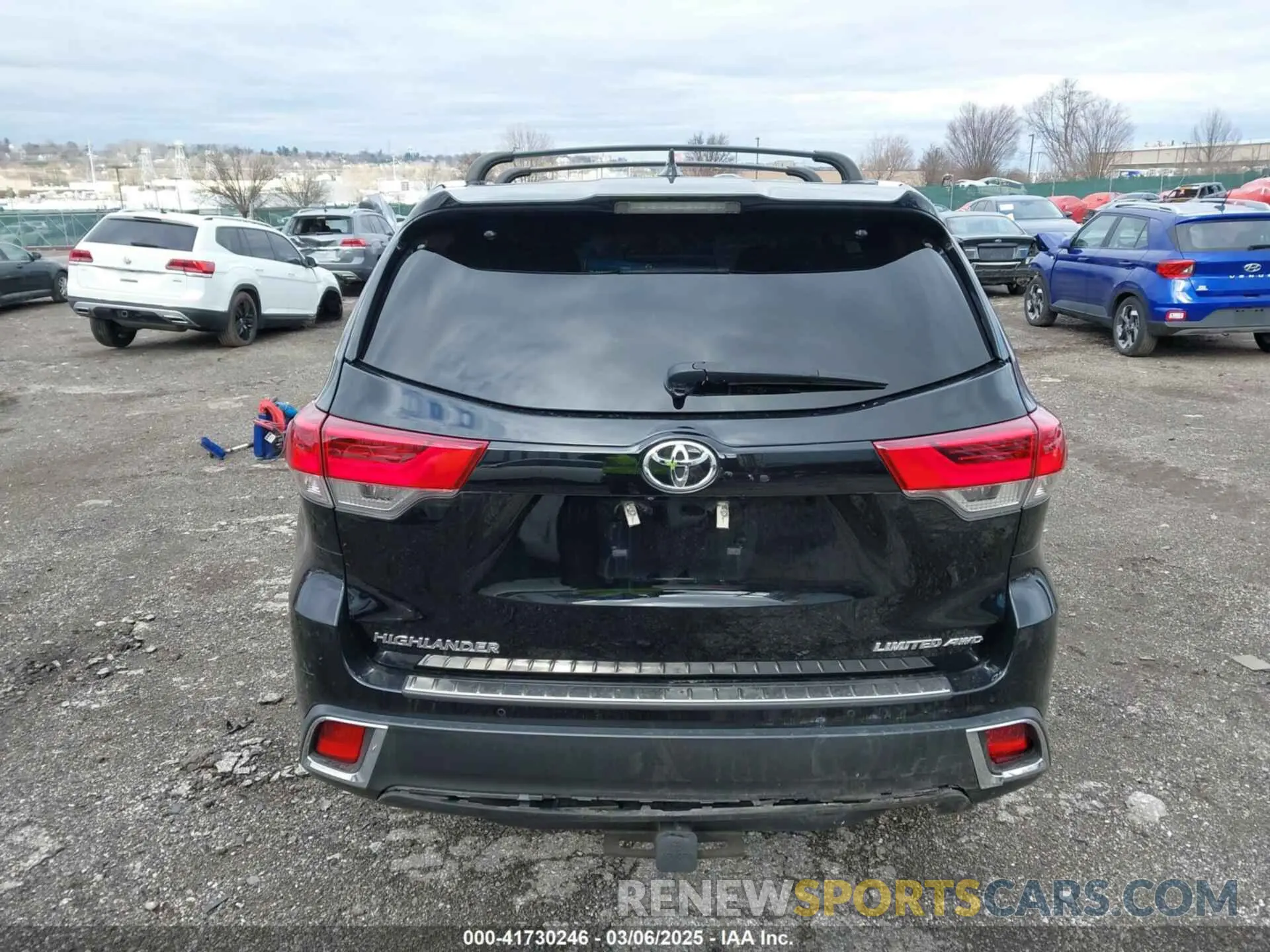 17 Photograph of a damaged car 5TDDZRFH2KS743252 TOYOTA HIGHLANDER 2019