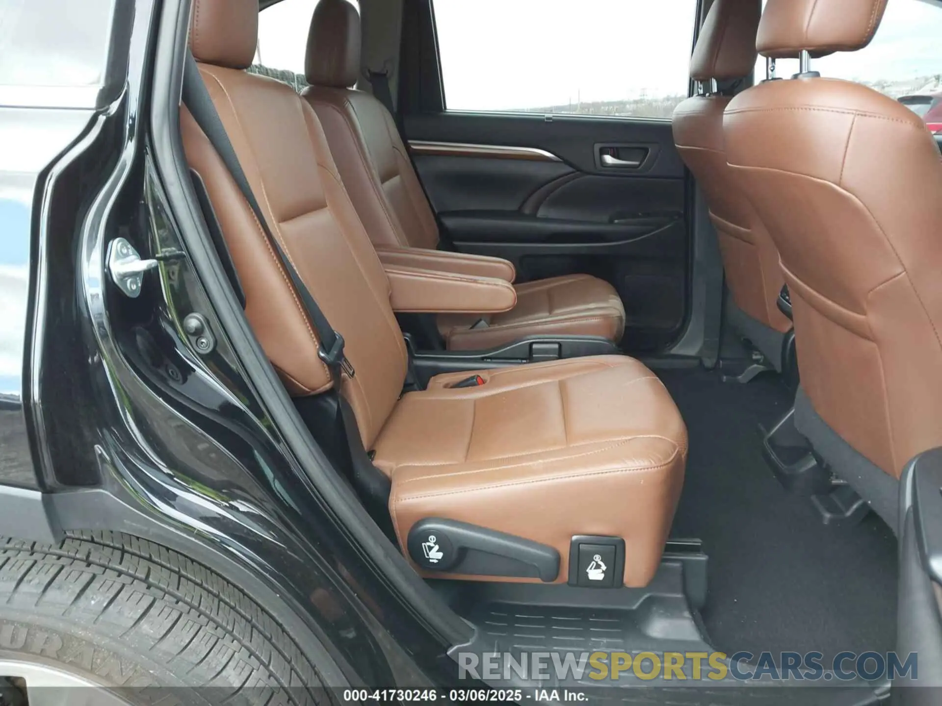8 Photograph of a damaged car 5TDDZRFH2KS743252 TOYOTA HIGHLANDER 2019