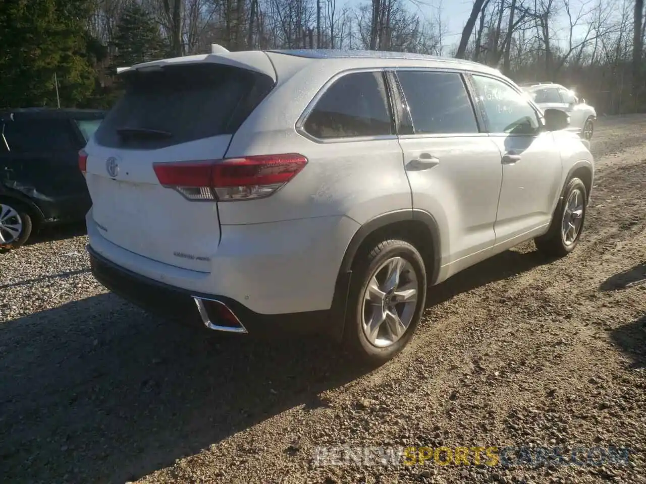 4 Photograph of a damaged car 5TDDZRFH2KS927820 TOYOTA HIGHLANDER 2019