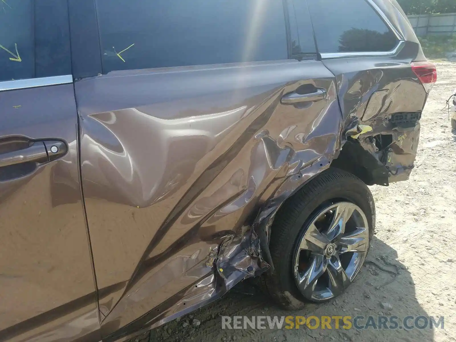 9 Photograph of a damaged car 5TDDZRFH2KS991095 TOYOTA HIGHLANDER 2019