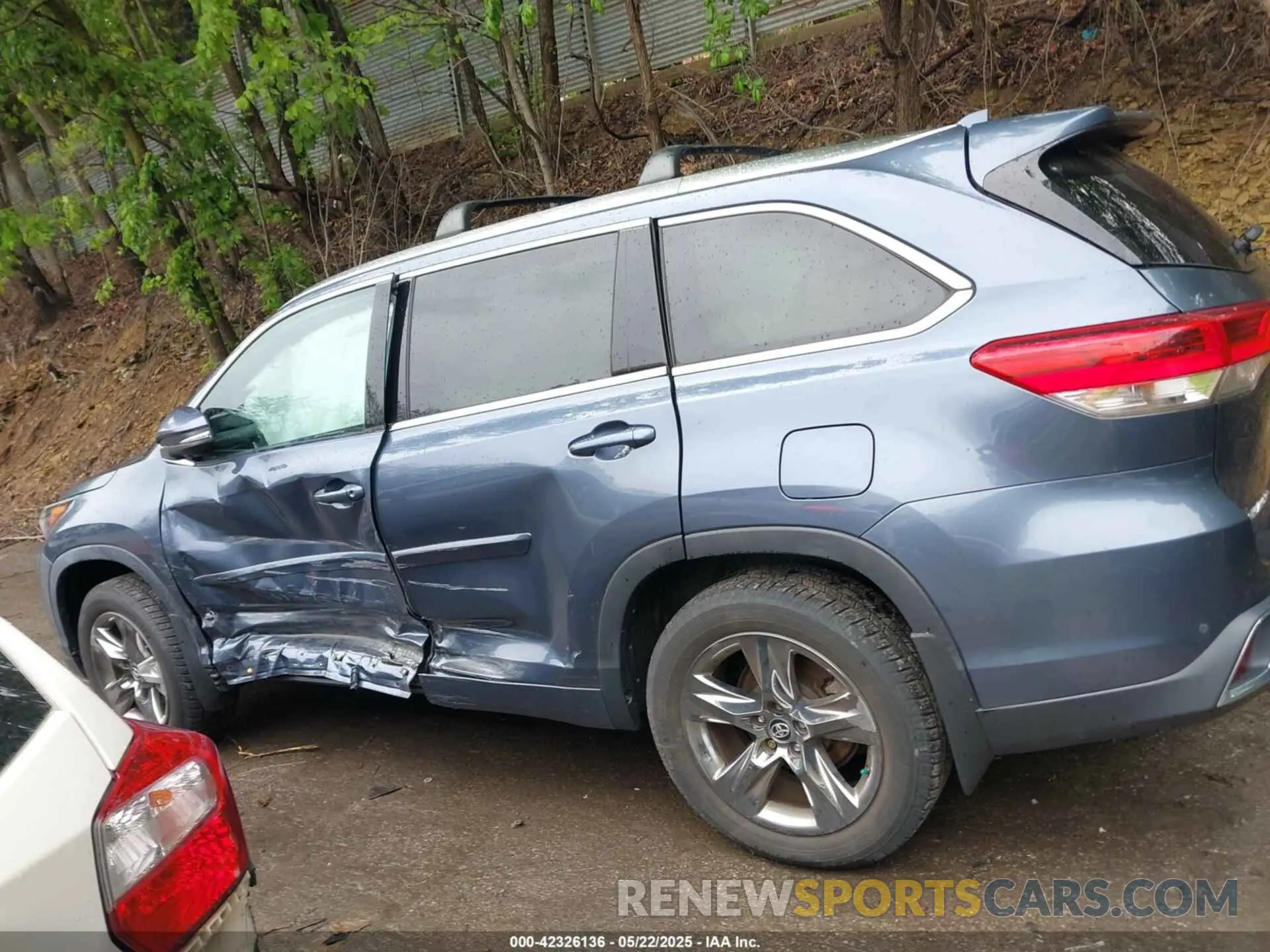 14 Photograph of a damaged car 5TDDZRFH2KS993591 TOYOTA HIGHLANDER 2019