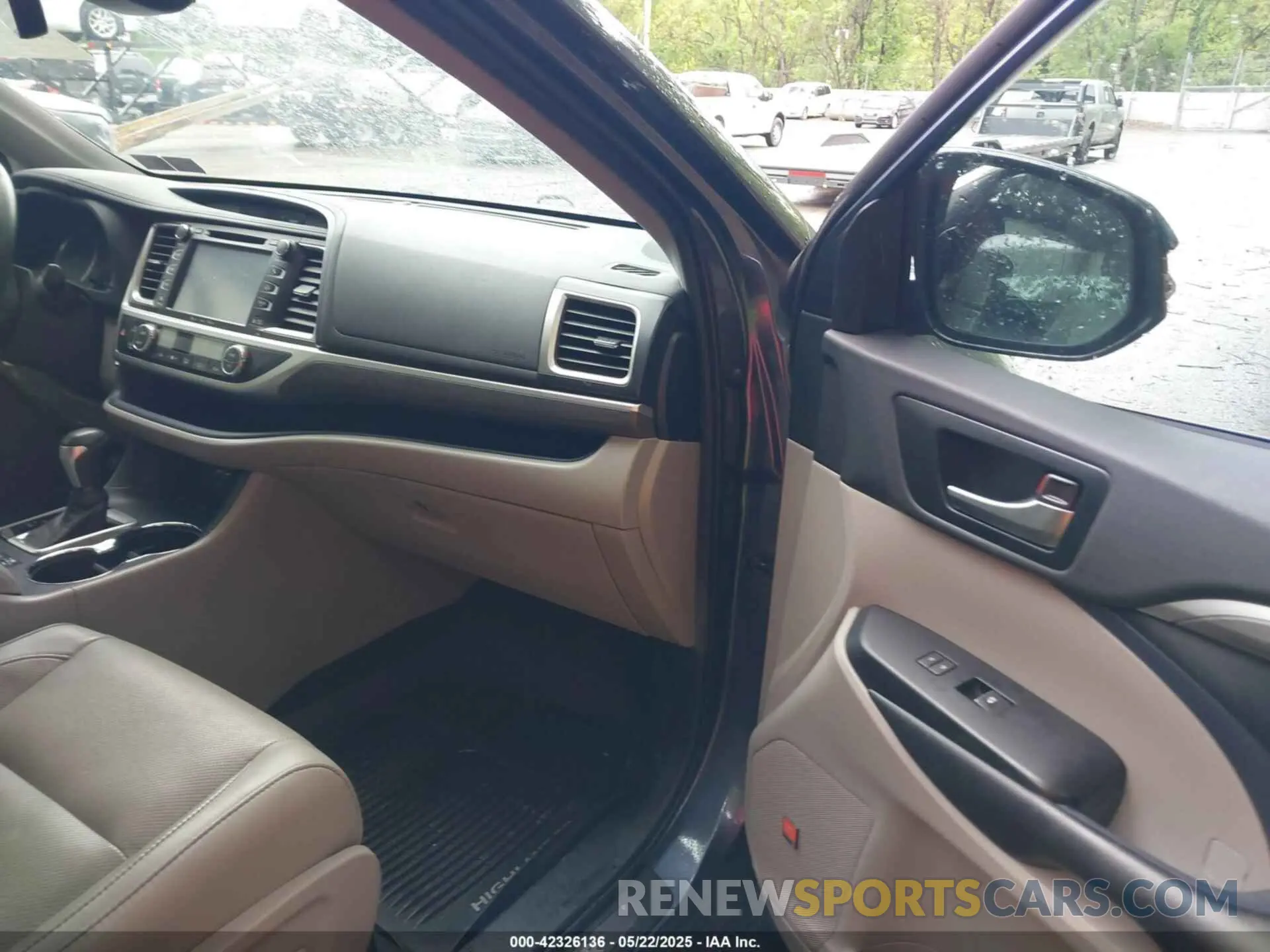 5 Photograph of a damaged car 5TDDZRFH2KS993591 TOYOTA HIGHLANDER 2019