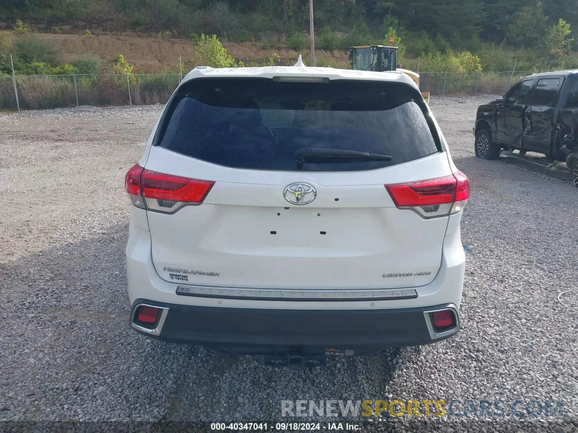 17 Photograph of a damaged car 5TDDZRFH3KS733149 TOYOTA HIGHLANDER 2019