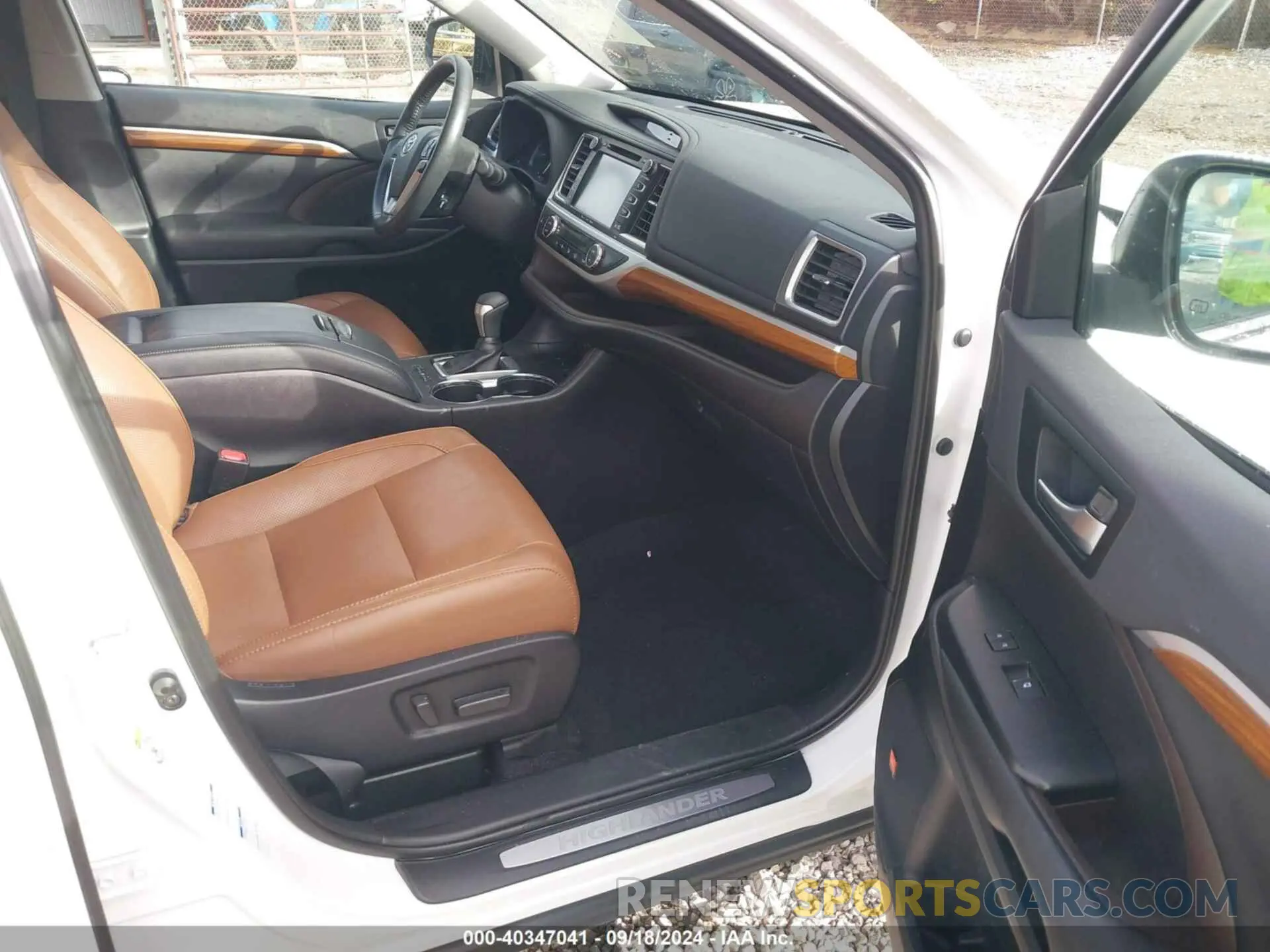 5 Photograph of a damaged car 5TDDZRFH3KS733149 TOYOTA HIGHLANDER 2019