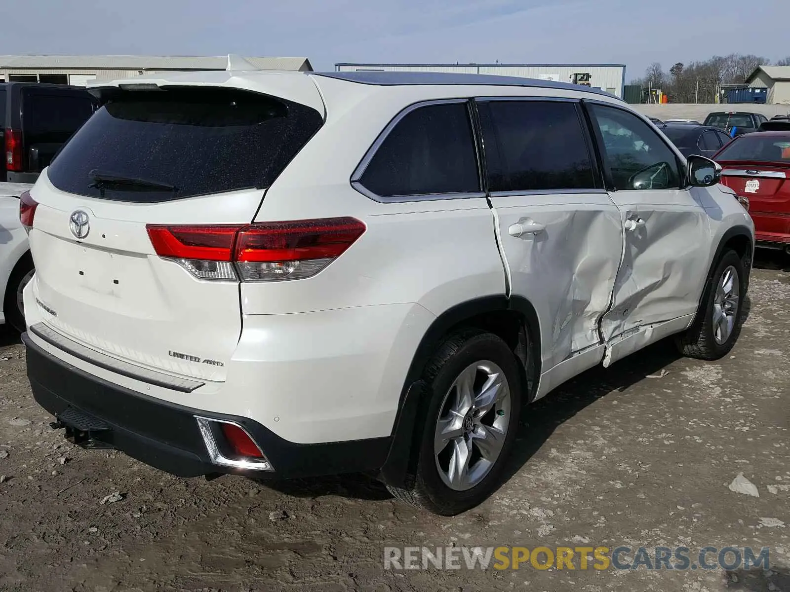 4 Photograph of a damaged car 5TDDZRFH3KS738724 TOYOTA HIGHLANDER 2019