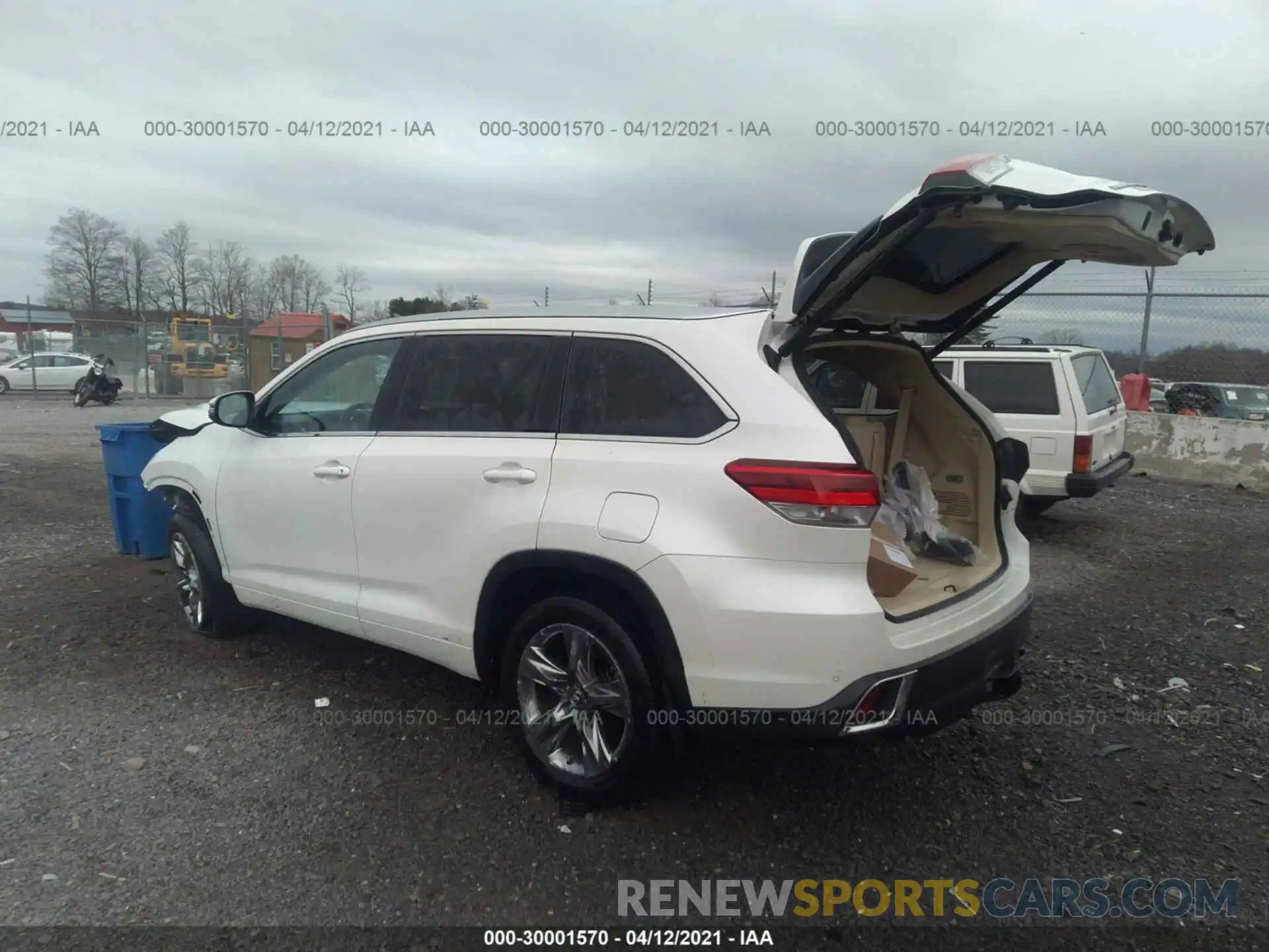 3 Photograph of a damaged car 5TDDZRFH3KS924439 TOYOTA HIGHLANDER 2019