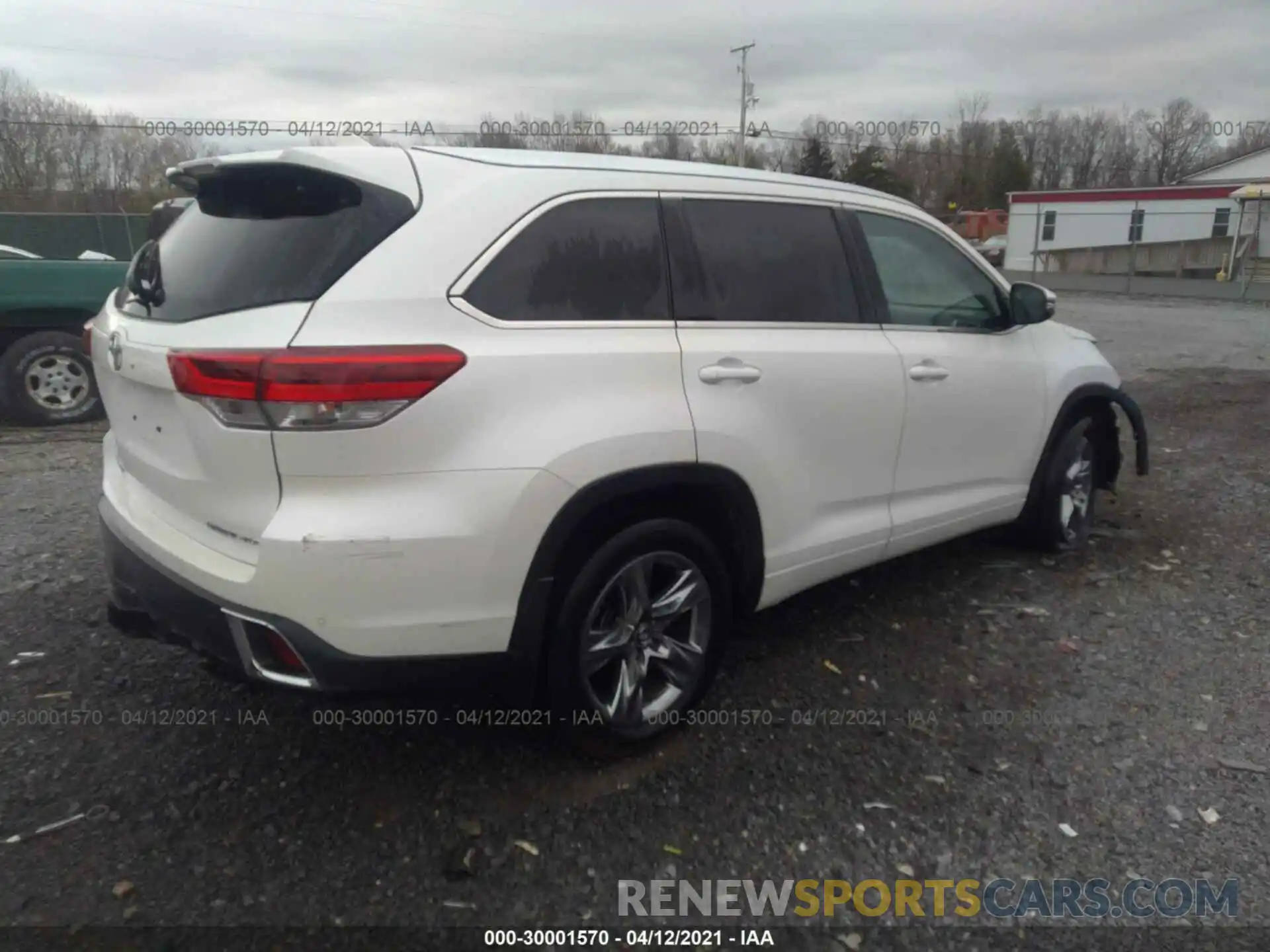 4 Photograph of a damaged car 5TDDZRFH3KS924439 TOYOTA HIGHLANDER 2019