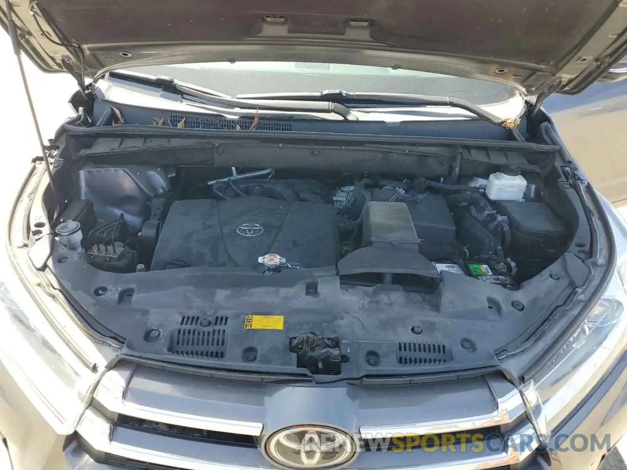 12 Photograph of a damaged car 5TDDZRFH3KS944285 TOYOTA HIGHLANDER 2019