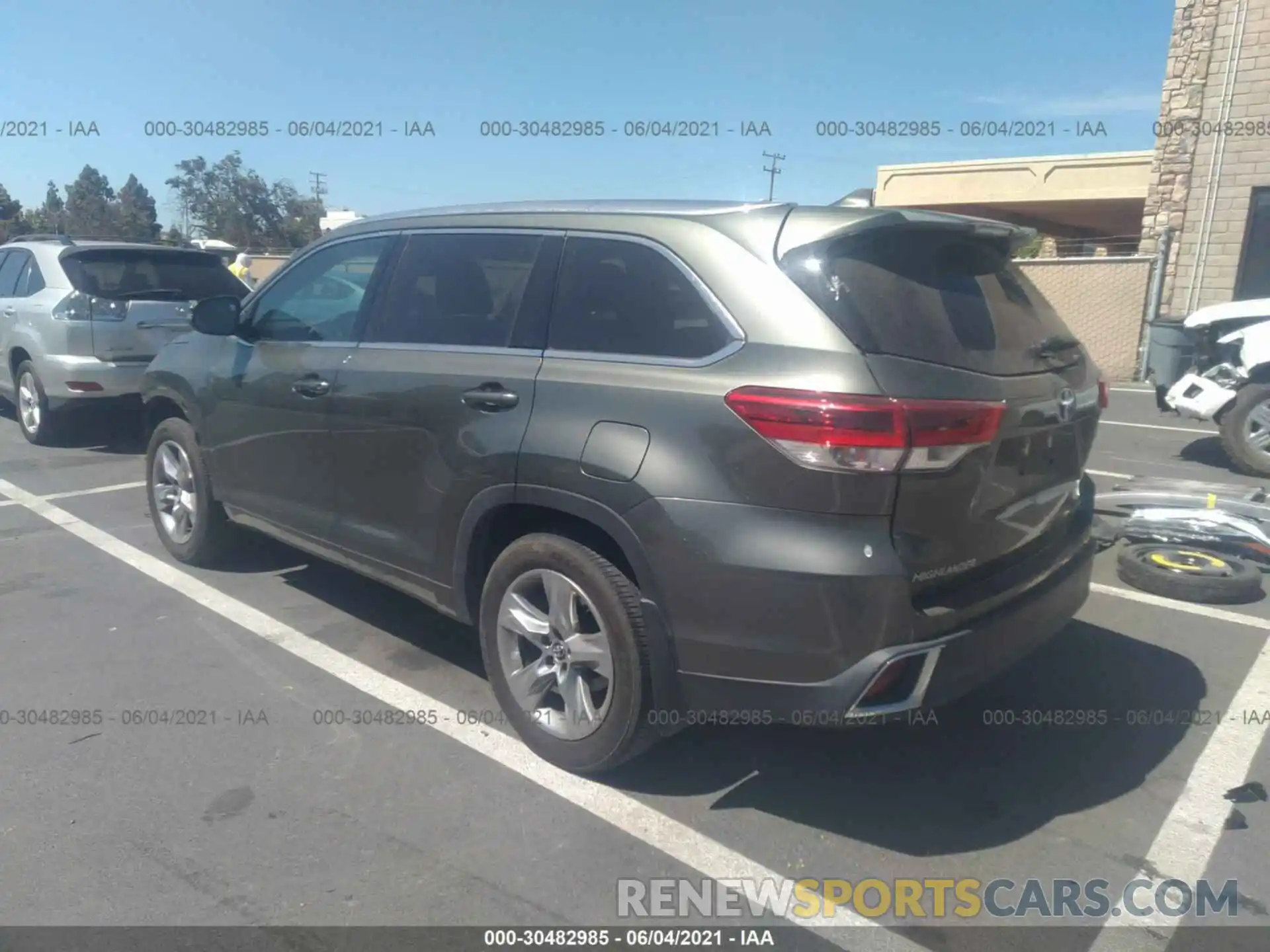 3 Photograph of a damaged car 5TDDZRFH3KS950975 TOYOTA HIGHLANDER 2019